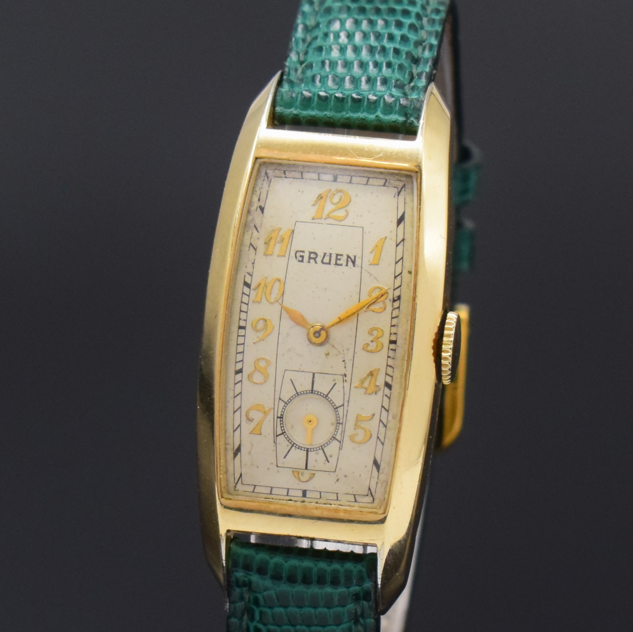 Detail a: GRUEN Herrenarmbanduhr in 10k Goldfilled Referenz 500-296, Schweiz/USA um 1937, Handaufzug, 2-teil., in sich gewölbtes Geh., Boden aufgedr., silb. ...