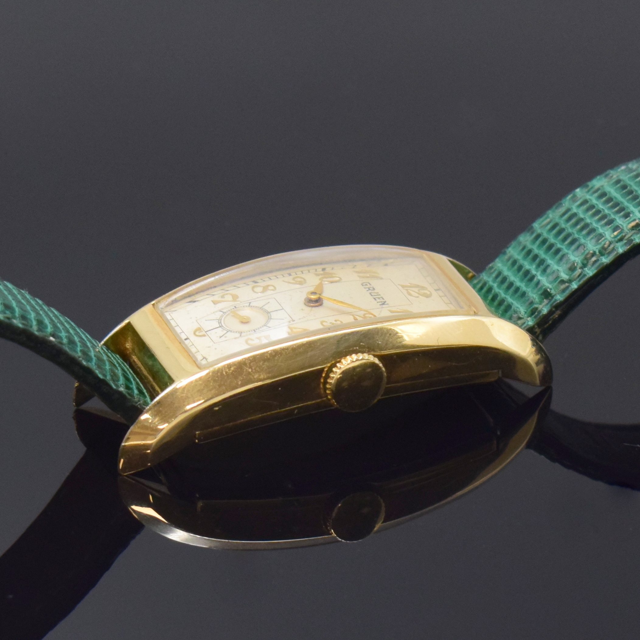 Detail b: GRUEN Herrenarmbanduhr in 10k Goldfilled Referenz 500-296, Schweiz/USA um 1937, Handaufzug, 2-teil., in sich gewölbtes Geh., Boden aufgedr., silb. ...