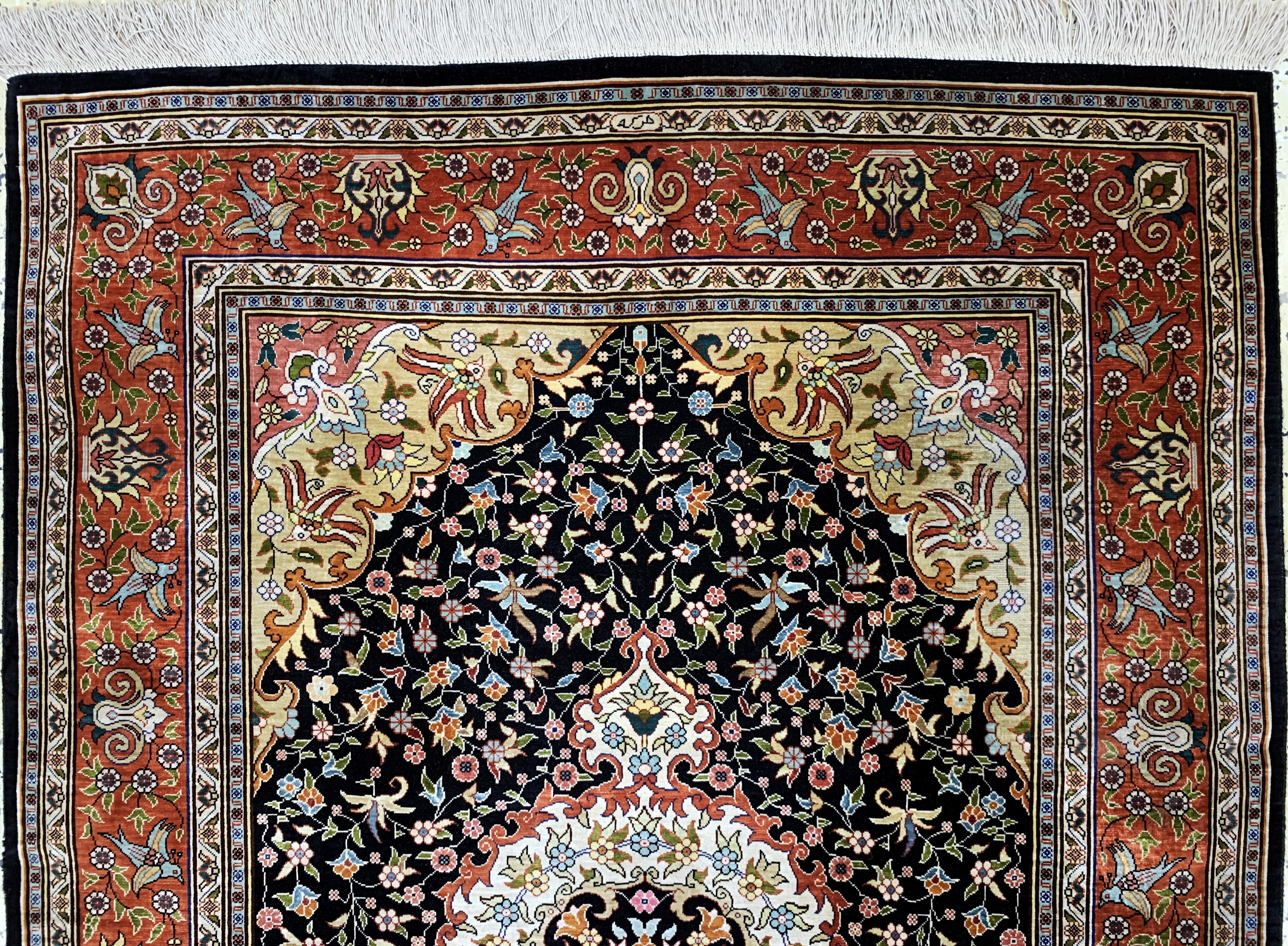 Detail a: Hereke Seide fein, Türkei, signiert, Mitte 20.Jhd, reine Naturseide, ca. 136 x 93 cm, EHZ: 2-3