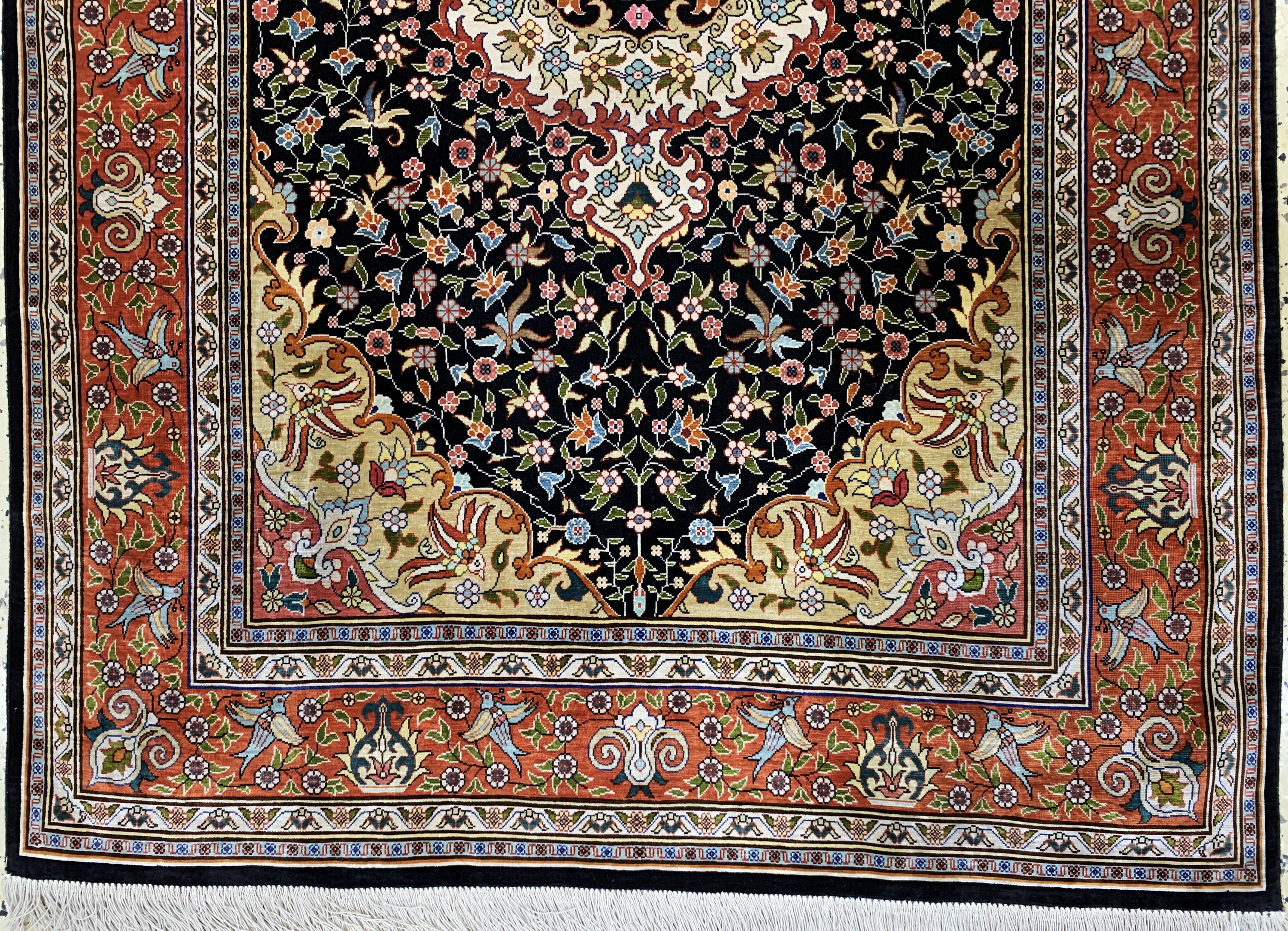 Detail b: Hereke Seide fein, Türkei, signiert, Mitte 20.Jhd, reine Naturseide, ca. 136 x 93 cm, EHZ: 2-3