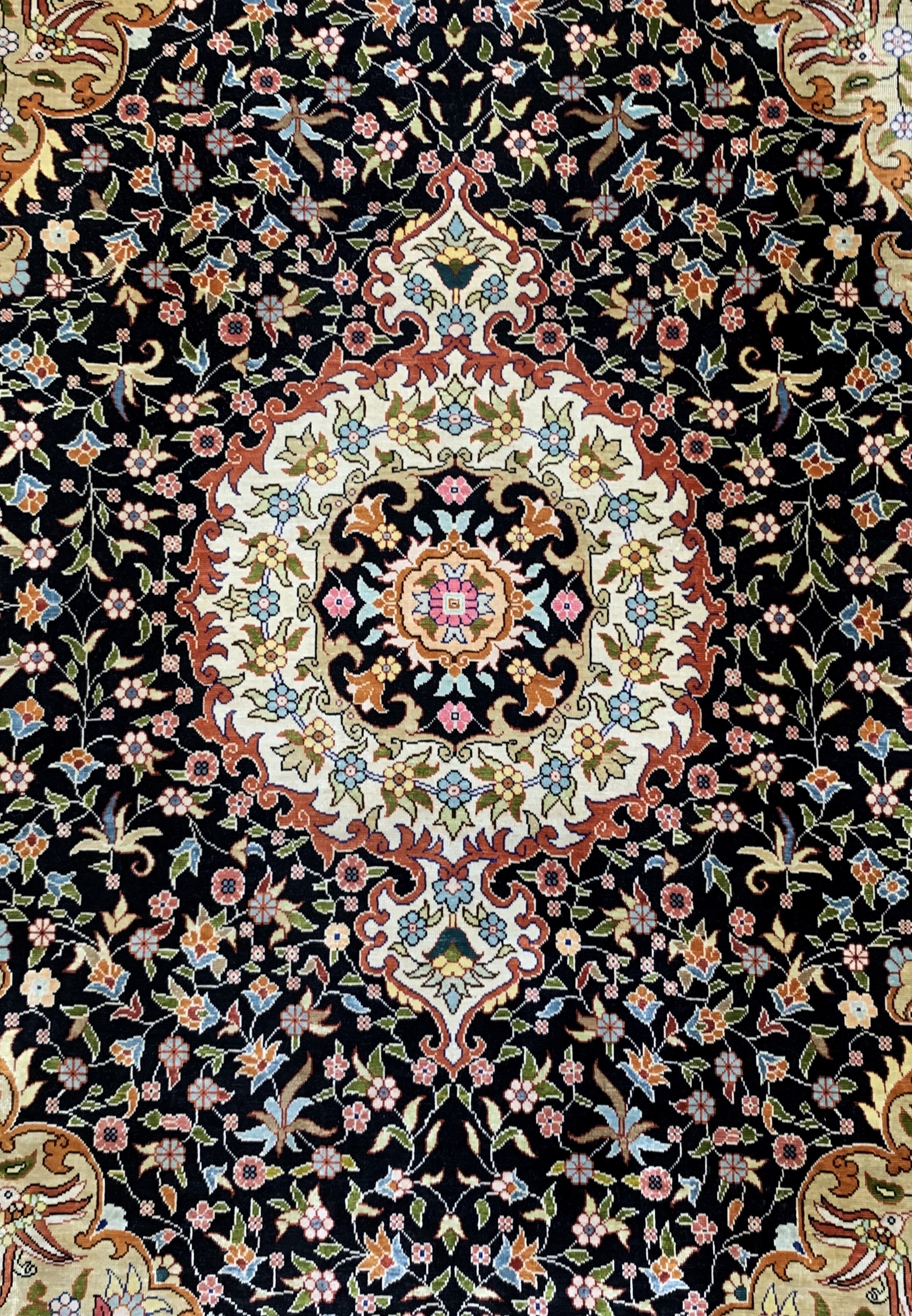 Detail c: Hereke Seide fein, Türkei, signiert, Mitte 20.Jhd, reine Naturseide, ca. 136 x 93 cm, EHZ: 2-3