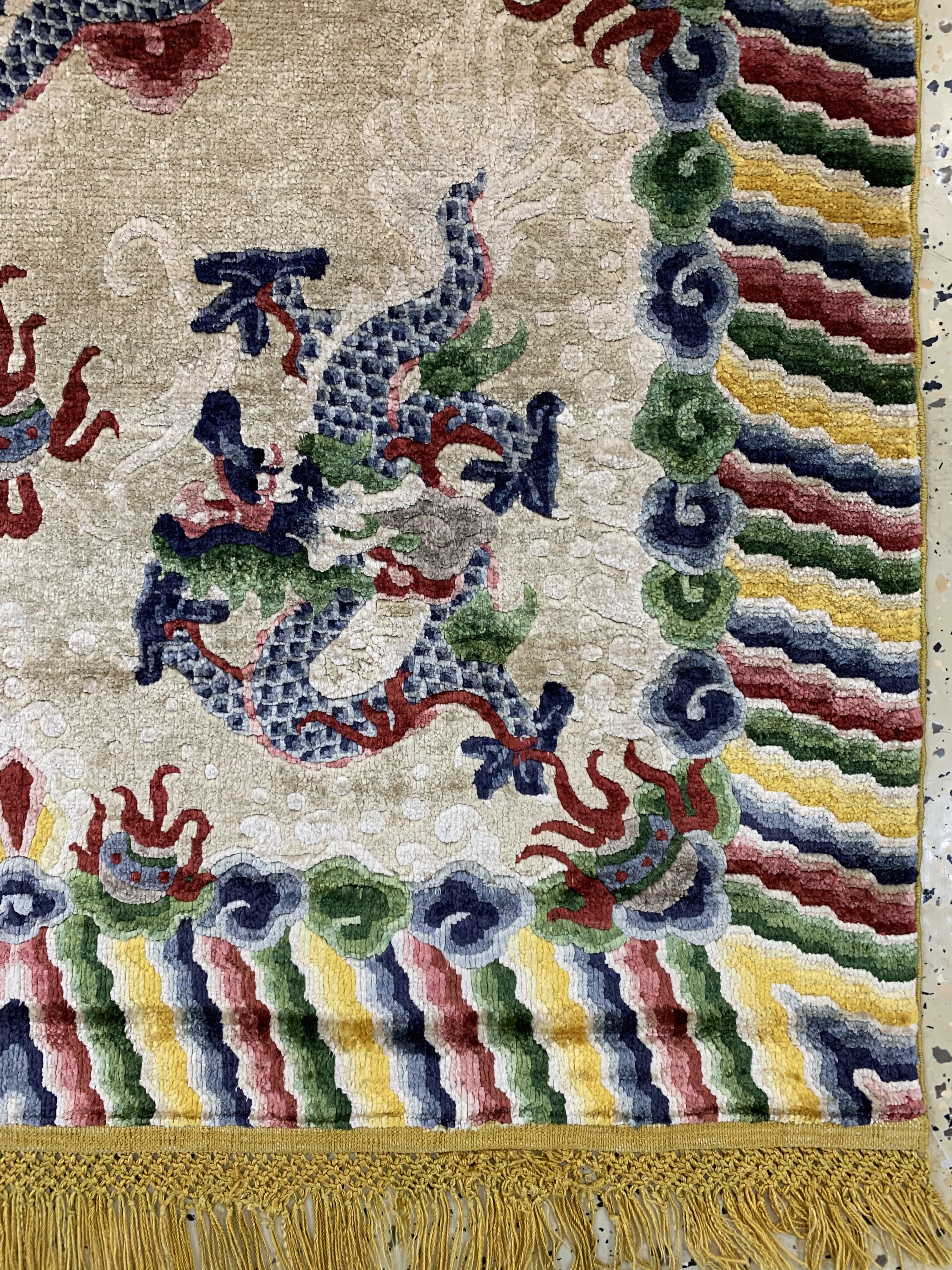 Detail a: Imperial"Drachen-Teppich", China, signiert,um 1900, reine Naturseide, ca. 125 x 88 cm, EHZ: 1-2