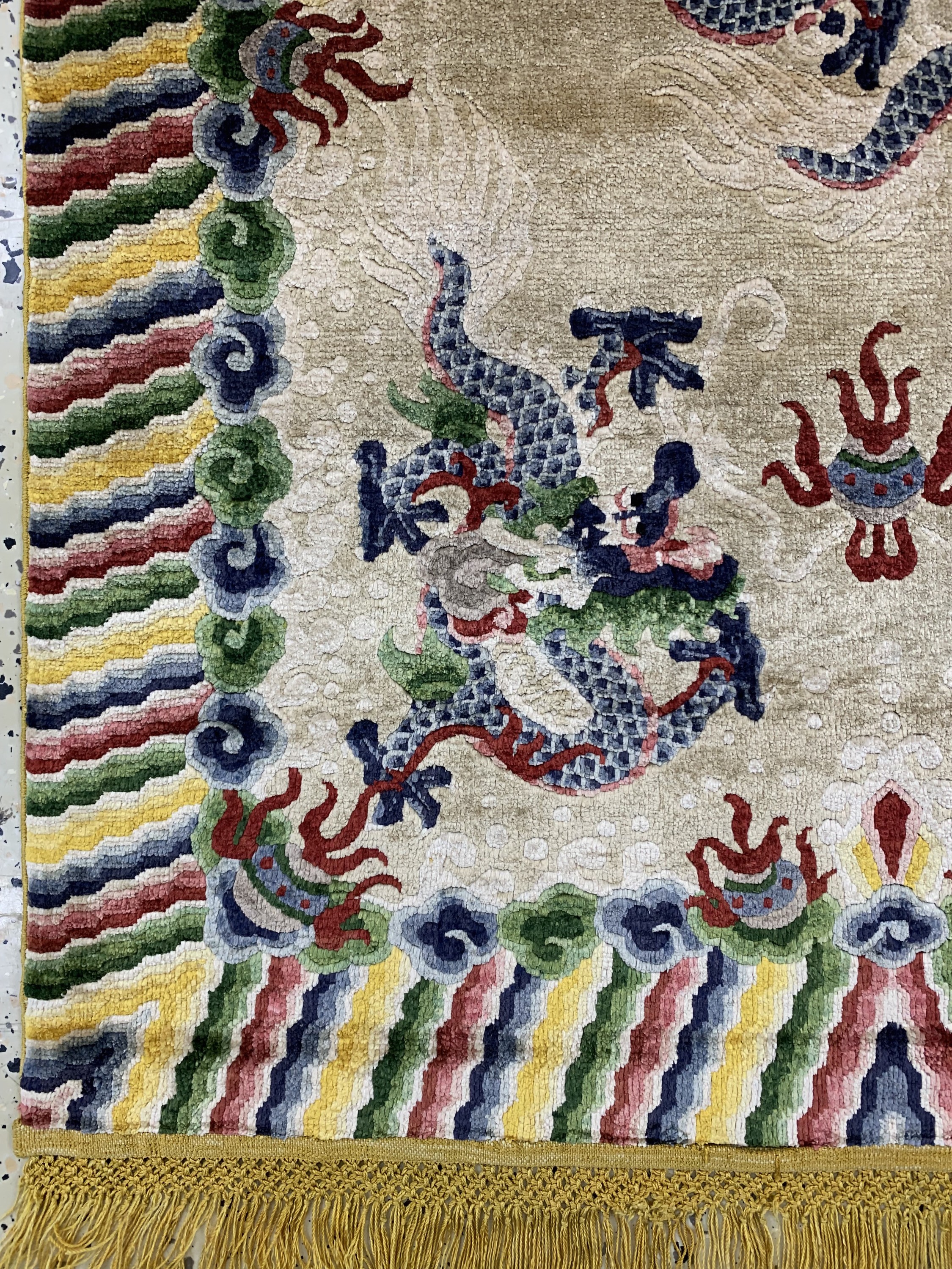 Detail b: Imperial"Drachen-Teppich", China, signiert,um 1900, reine Naturseide, ca. 125 x 88 cm, EHZ: 1-2