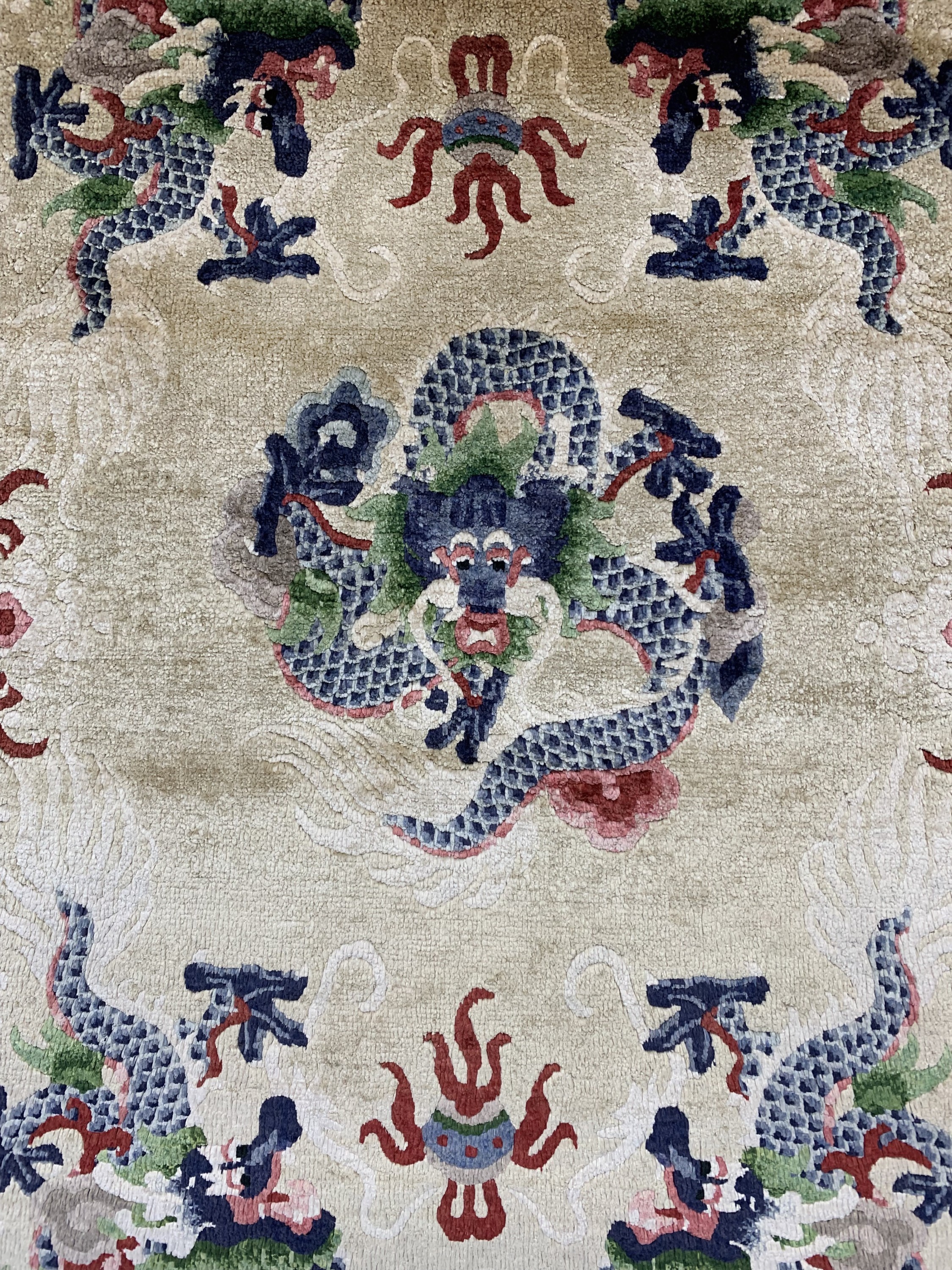 Detail c: Imperial"Drachen-Teppich", China, signiert,um 1900, reine Naturseide, ca. 125 x 88 cm, EHZ: 1-2