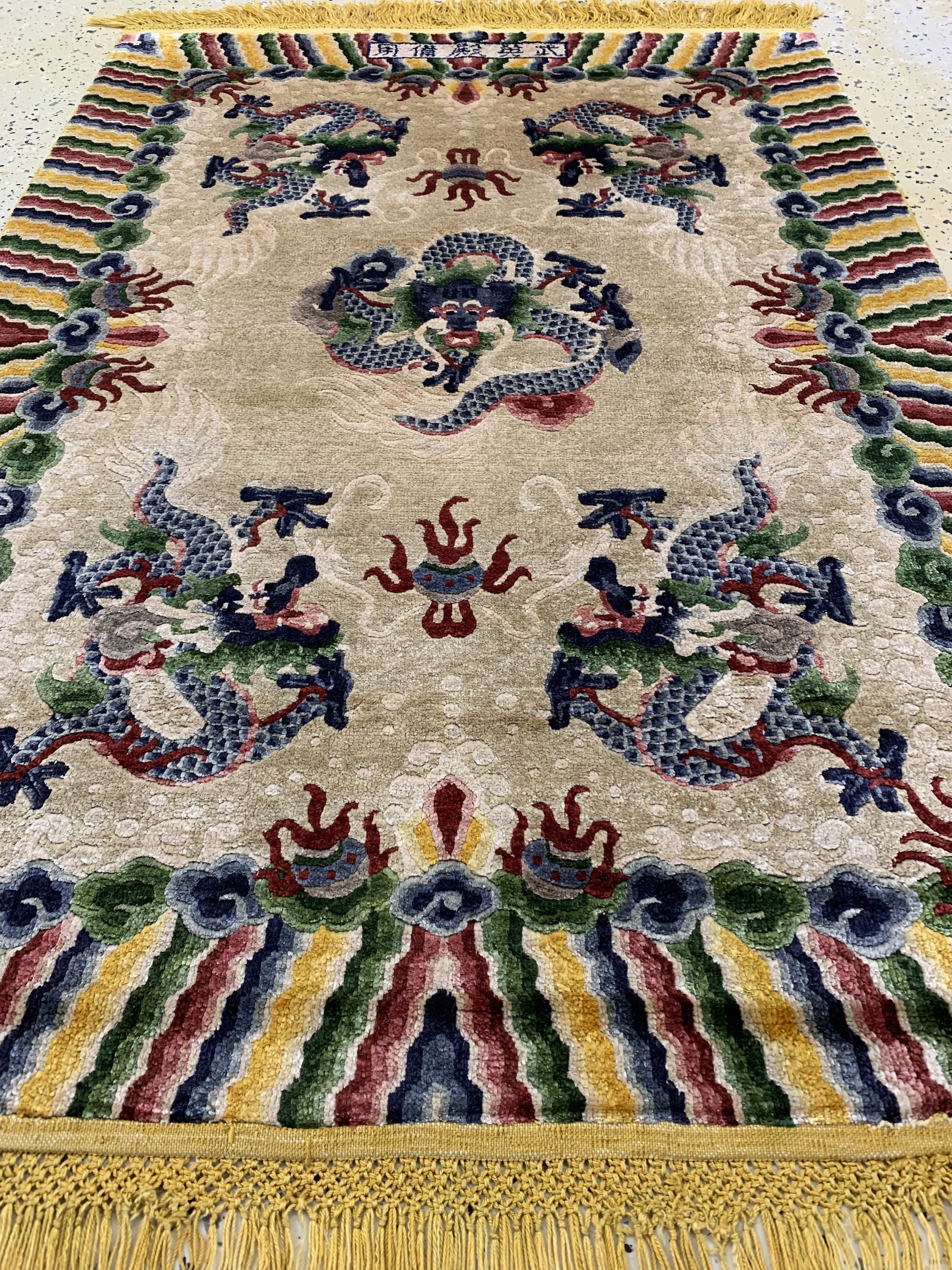 Detail g: Imperial"Drachen-Teppich", China, signiert,um 1900, reine Naturseide, ca. 125 x 88 cm, EHZ: 1-2