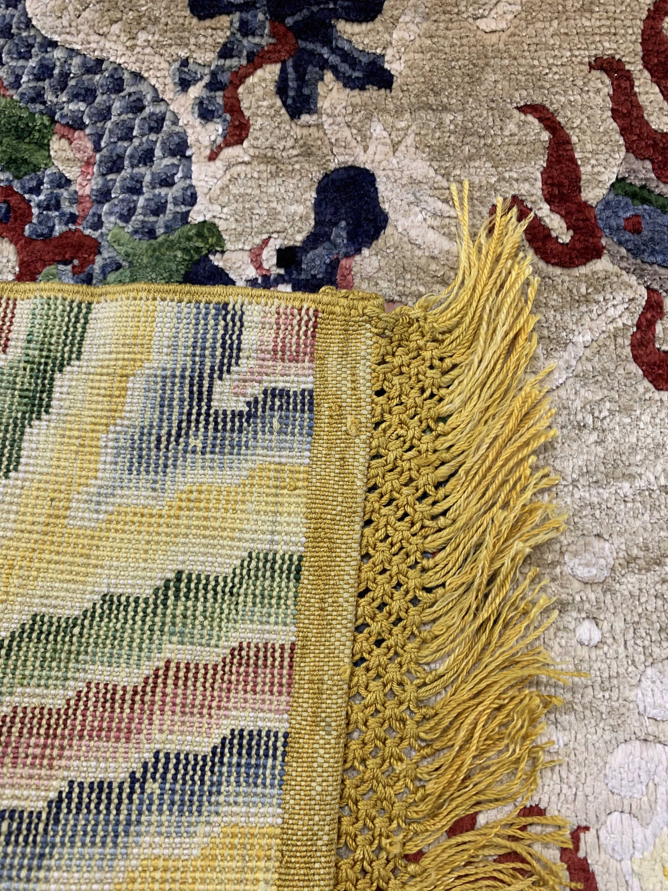 Detail h: Imperial"Drachen-Teppich", China, signiert,um 1900, reine Naturseide, ca. 125 x 88 cm, EHZ: 1-2