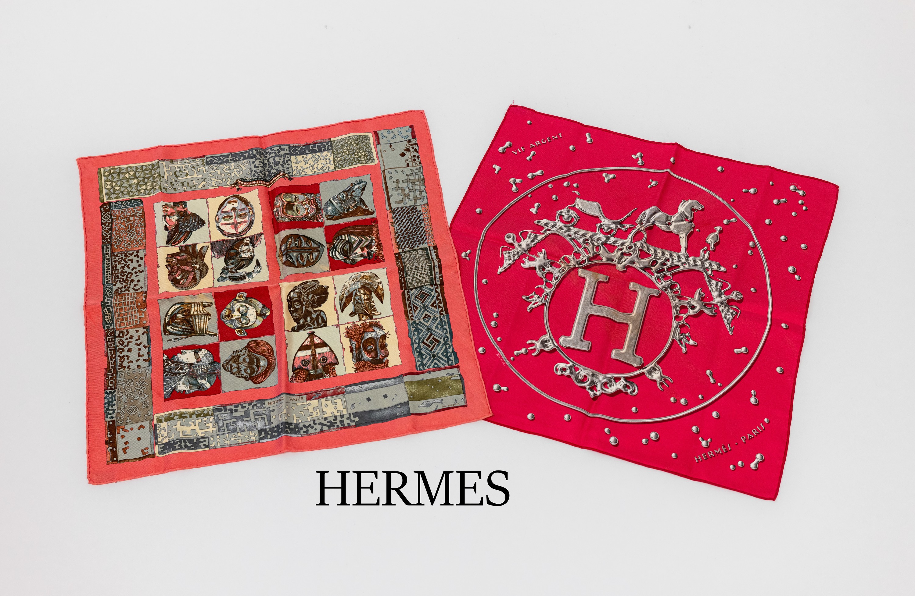 Konvolut 2 HERMES Seiden Bandanas, 100% Seide, 1x VIF ARGENT, pinkfarb. Grund, silber-farb. Schmuckmotive, Rand handrolliert, reinigungsbed., ca. 42 ...