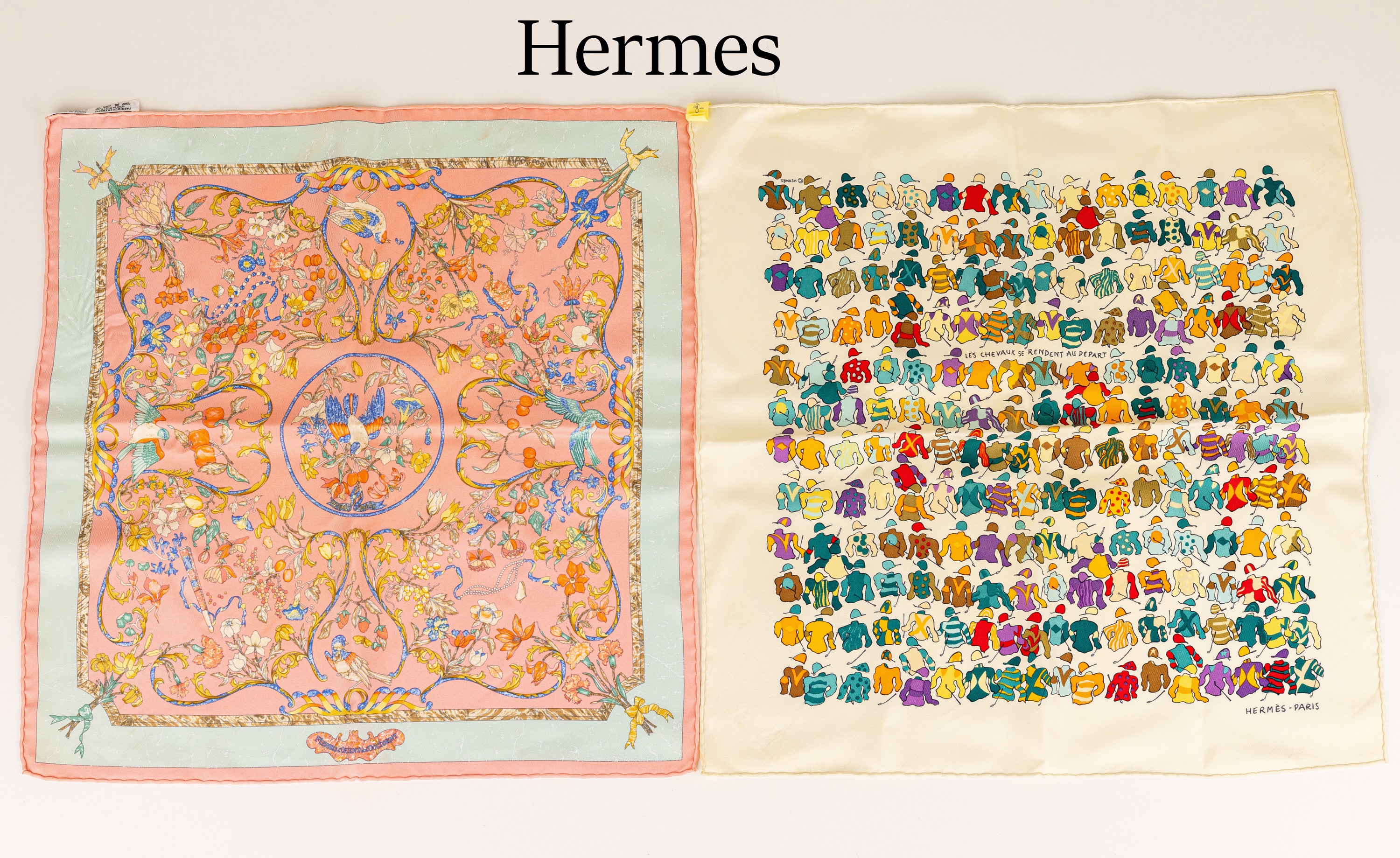 Konvolut 2 HERMES Seiden Bandanas, 100% Seide, 1x Les Chevaux se Rendent au Depart, cremefarb. Grund, bunte Reiterbekleidung, ca. 42 x 42 cm, 1x ...