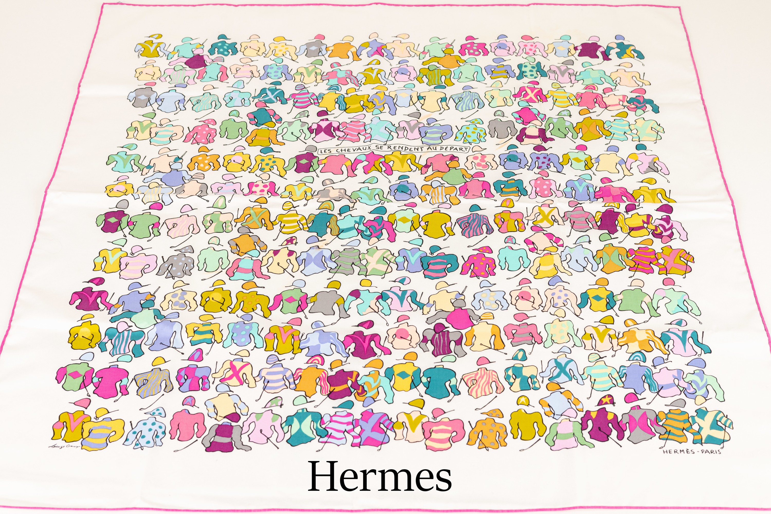 HERMES Carree, 100% Baumwolle, "Les Chevaux se Rendent au Depart", weißer Grund, bunte Reiterbekleidung, pinkfarb. Rand hand- rolliert, ...
