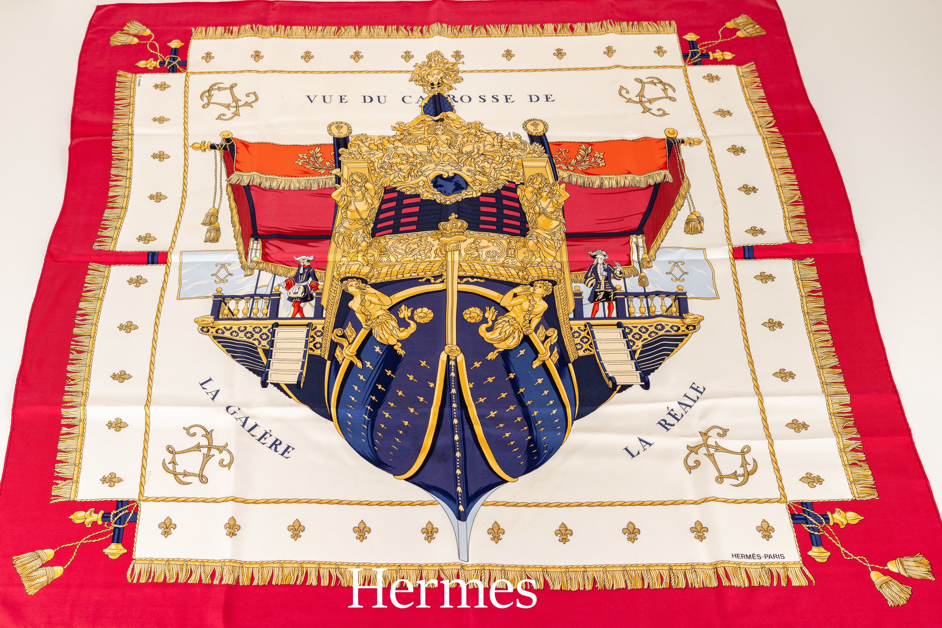 HERMES Seidencarree, 100% Seide, "Vue Du Carosse De La Galere La Reale", weißer Grund, roter Rand, Schiff in Marineblau und Gold, ca. 88 ...