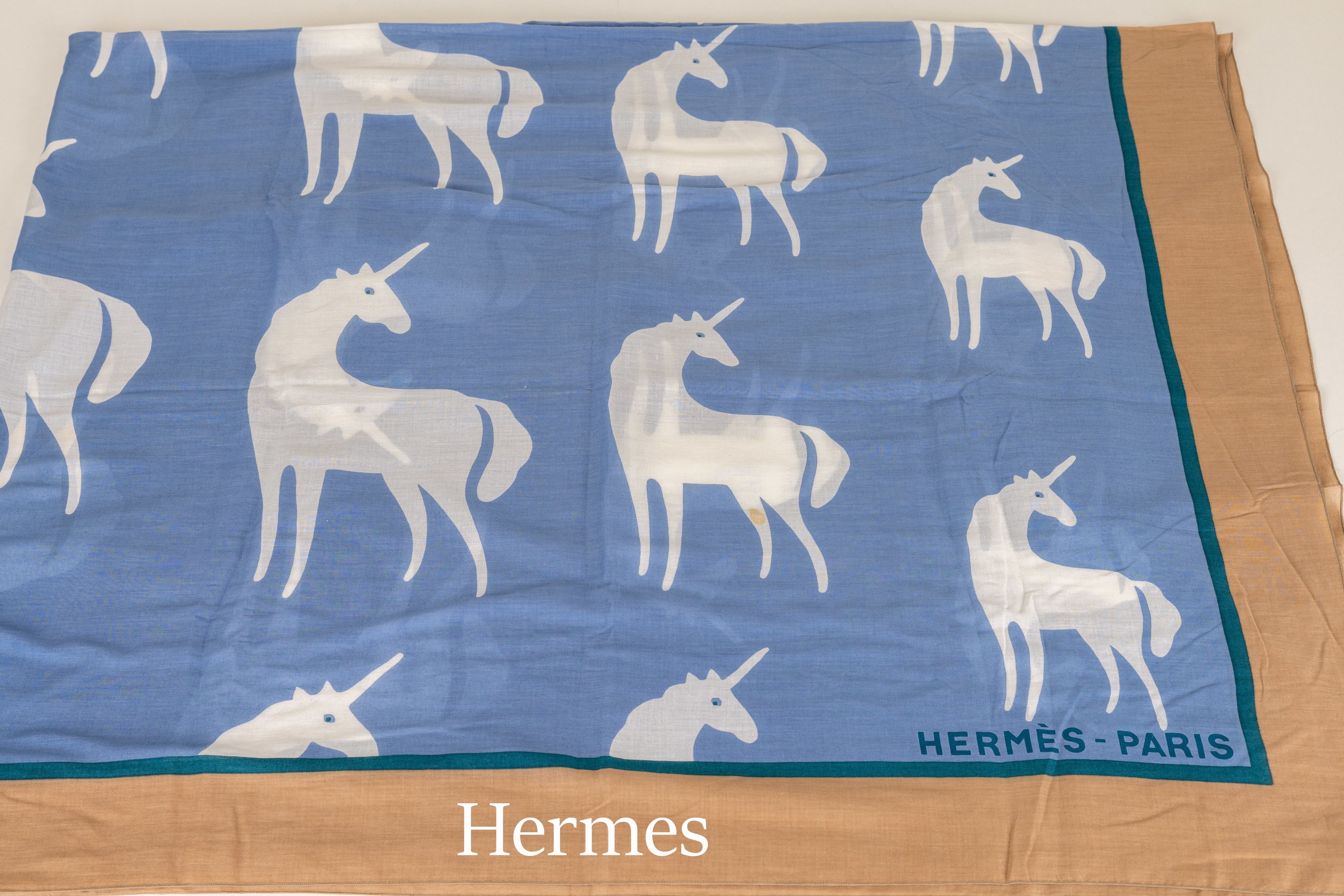 Übergroßes HERMES Tuch, 100% Baumwolle, blauer Grund, brauner und petrolfarb. Rand, Einhornmotive in Weiß, ca. 175 x 145 cm, l. fleckig