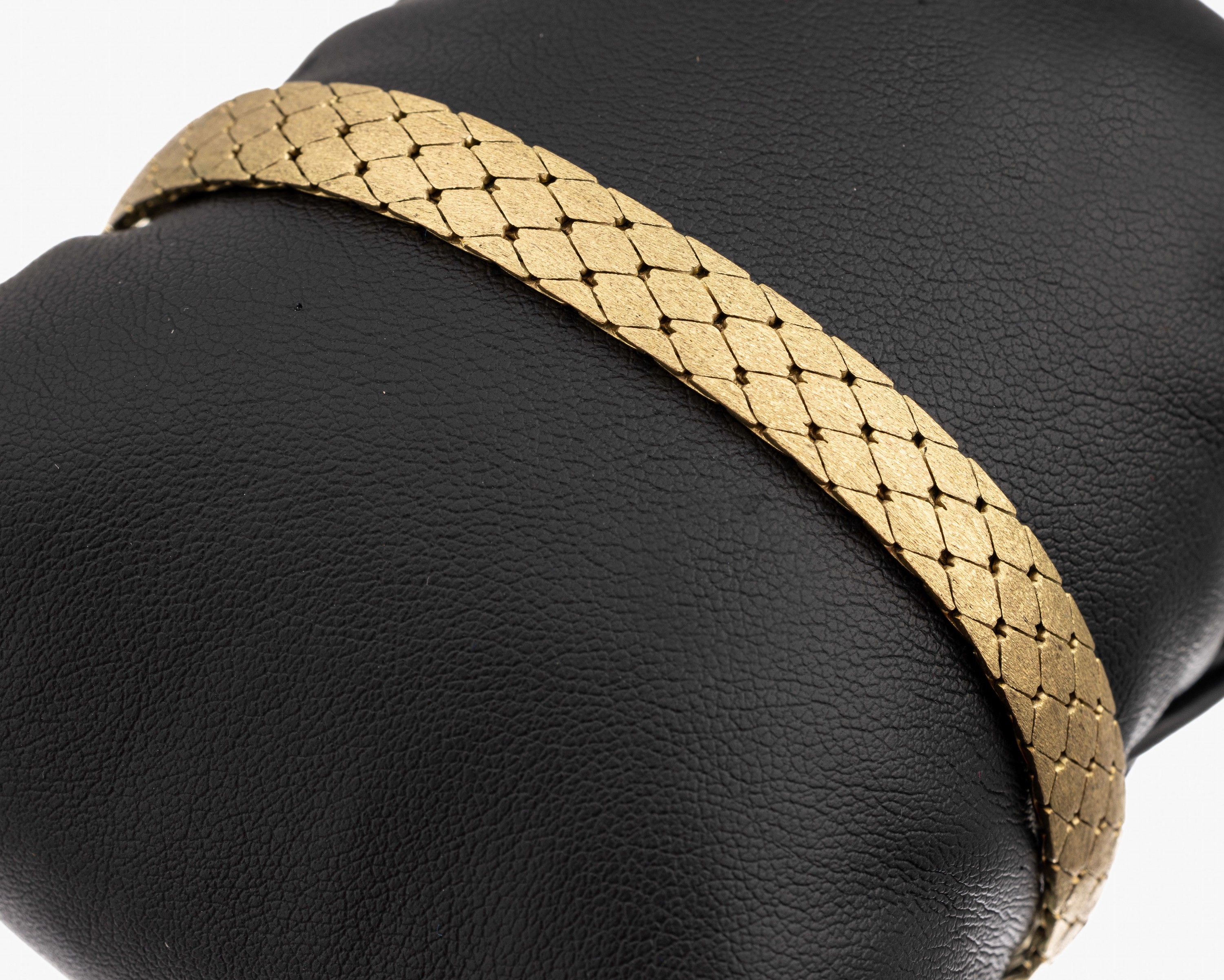8 kt Gold Armband, GG 333/000, fein satiniert, Meistermarke F. Binder/Mönsheim, L ca. 19 cm, Kastenschloss mit 2 Sicherheitsachten, ca. 19.4 g