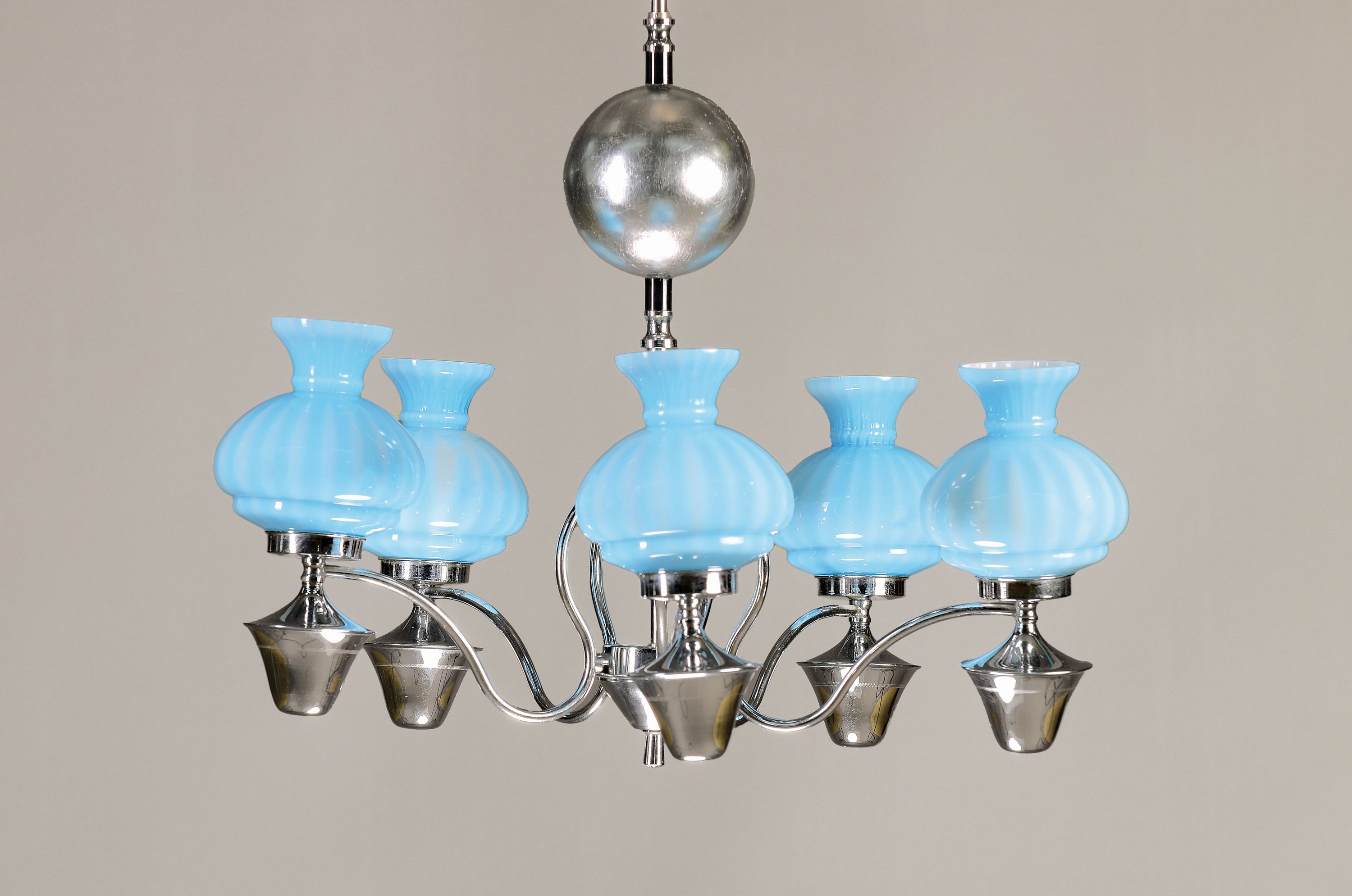 Deckenlampe, Frankreich, 1940er/1950er Jahre, verchromte Metallmontur, fünf Brennstellen mit hellblauen Glasschirmen mit opak-weißem ...