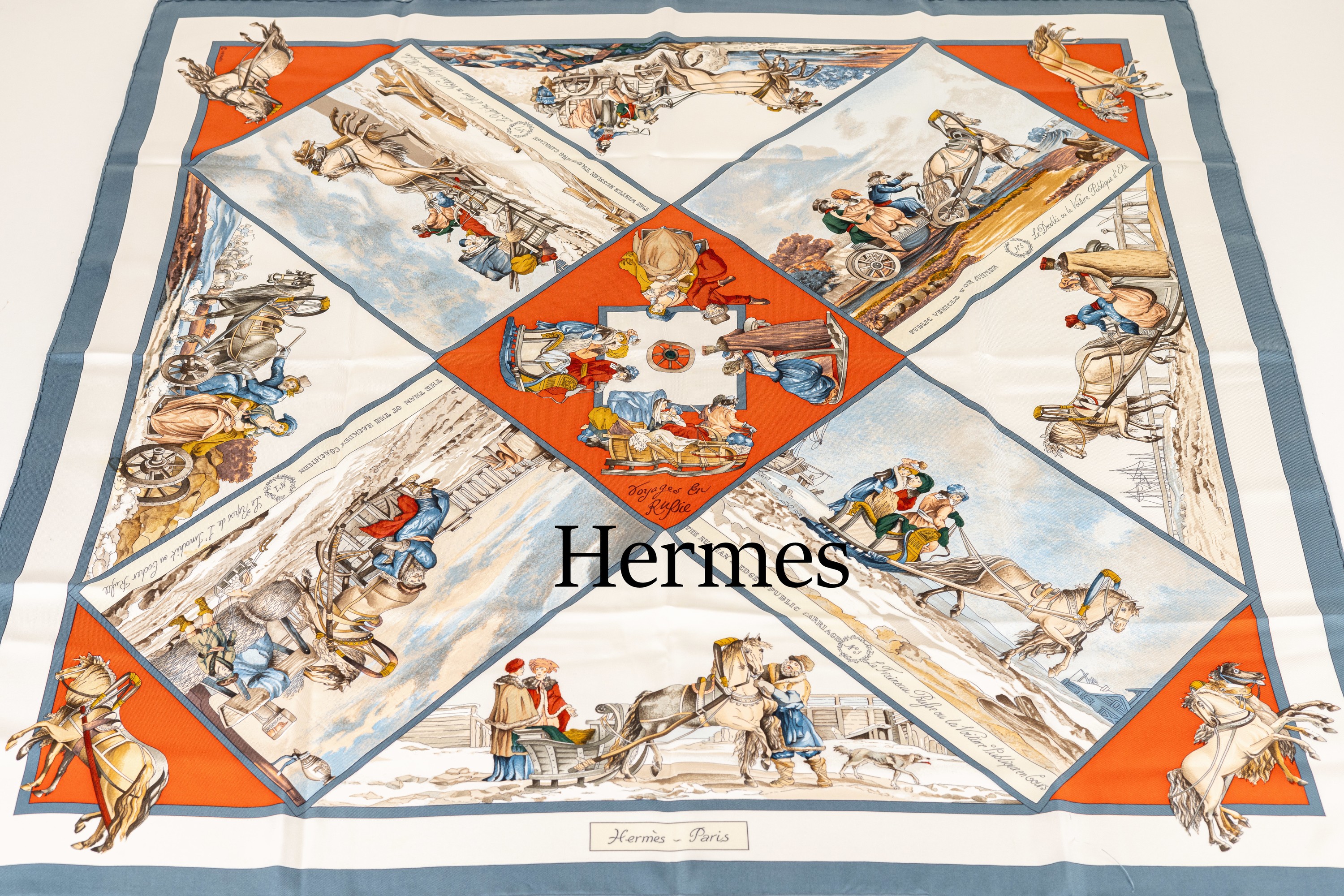 HERMES Seidencarree, 100% Seide, "Voyages en Russie" weißer Grund, Motive in überwiegendBlau, Braun und Rostrot, versch. Szenerien ...