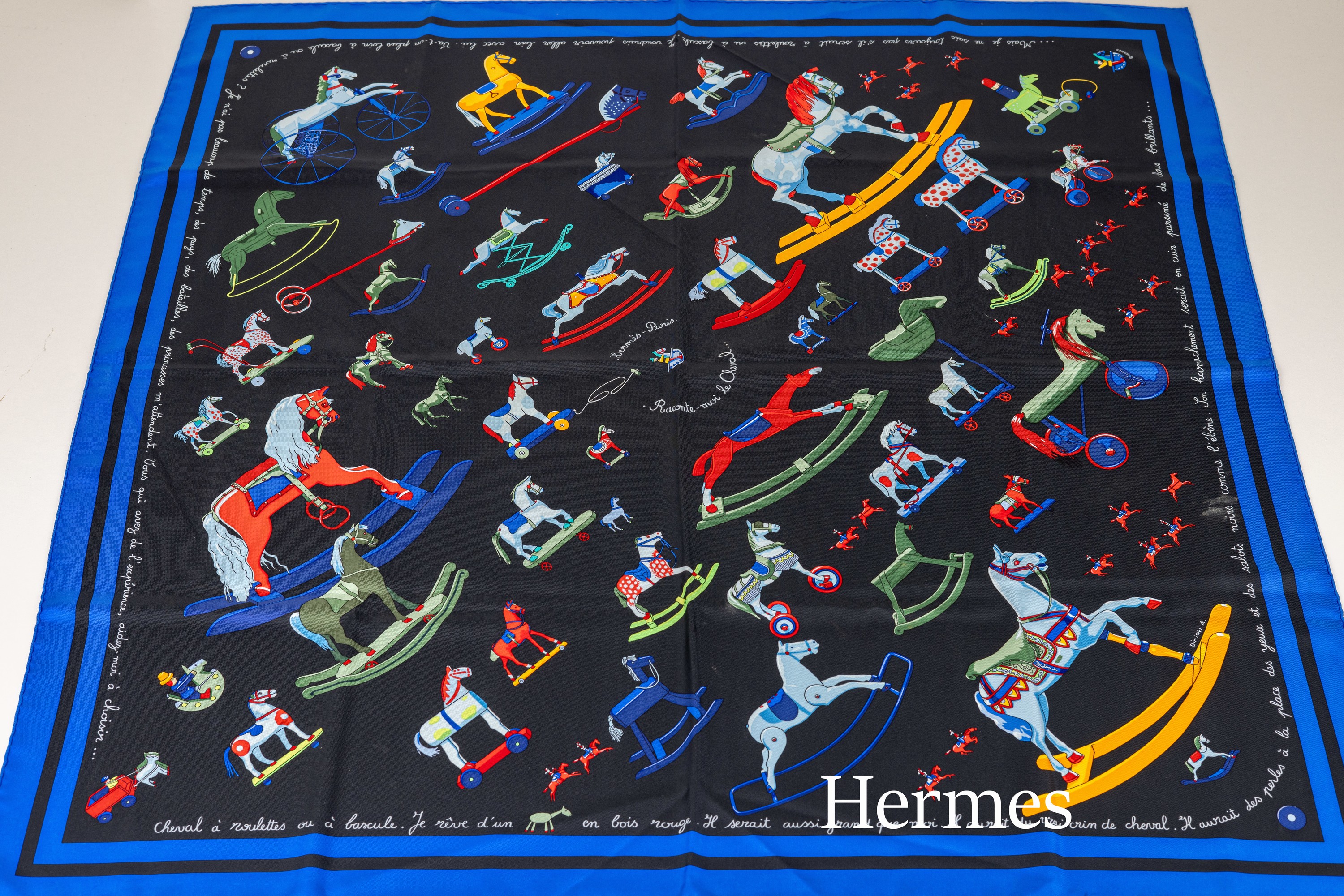 HERMES Seidencarree, 100% Seide, "Raconte moi le Cheval", schwarzer Grund, bunte Schaukelpferde, blauer Rand, ca. 88 x 88 cm, Rand ...