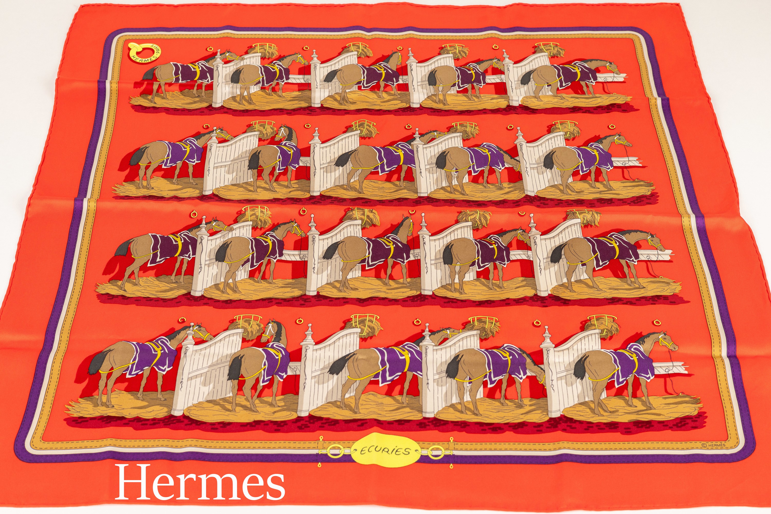 HERMES Seidencarree, 100% Seide, "Ecuries",roter Grund, Stallungen mit Pferden, lila, gelb und braun, ca. 65 x 65 cm, Rand handrolliert
