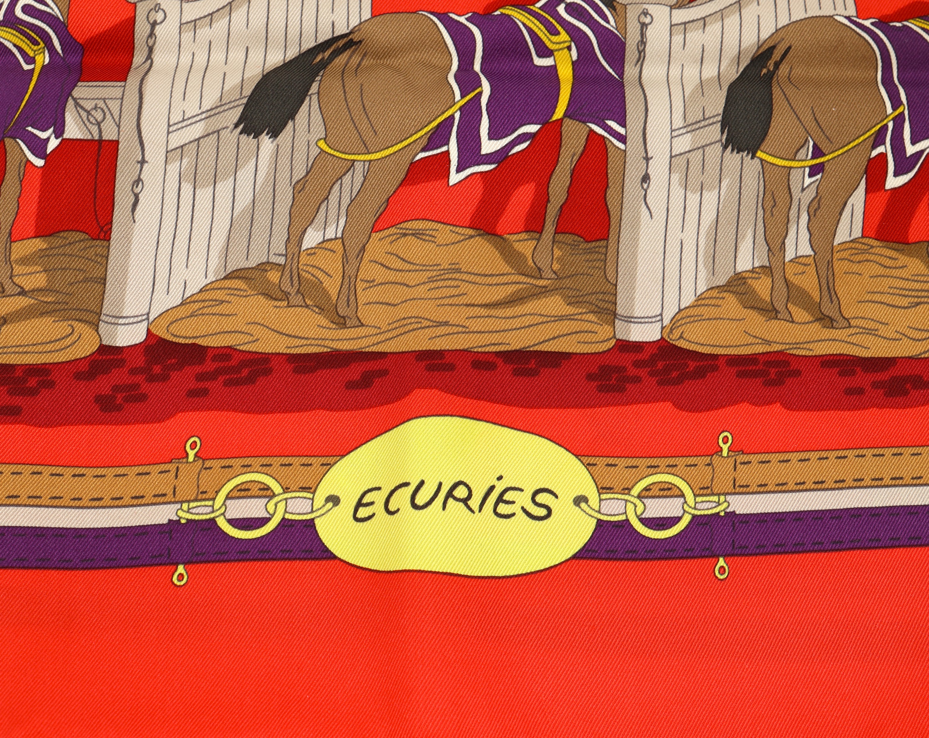 Detail b: HERMES Seidencarree, 100% Seide, "Ecuries",roter Grund, Stallungen mit Pferden, lila, gelb und braun, ca. 65 x 65 cm, Rand handrolliert