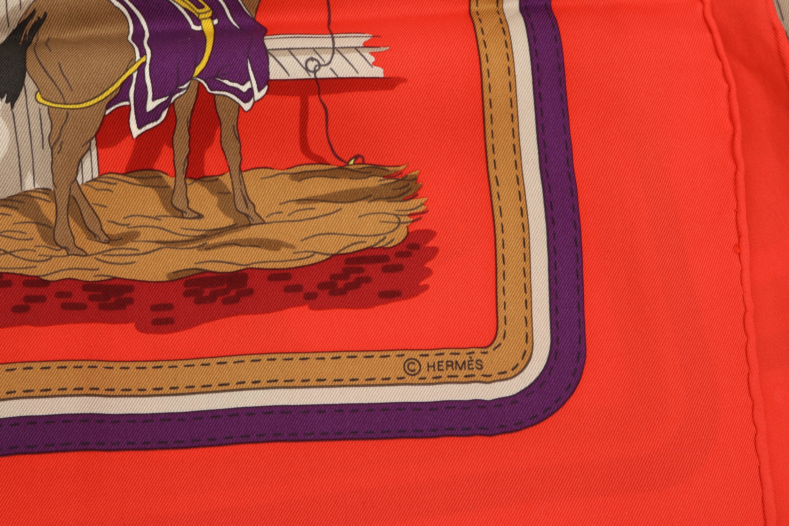 Detail c: HERMES Seidencarree, 100% Seide, "Ecuries",roter Grund, Stallungen mit Pferden, lila, gelb und braun, ca. 65 x 65 cm, Rand handrolliert
