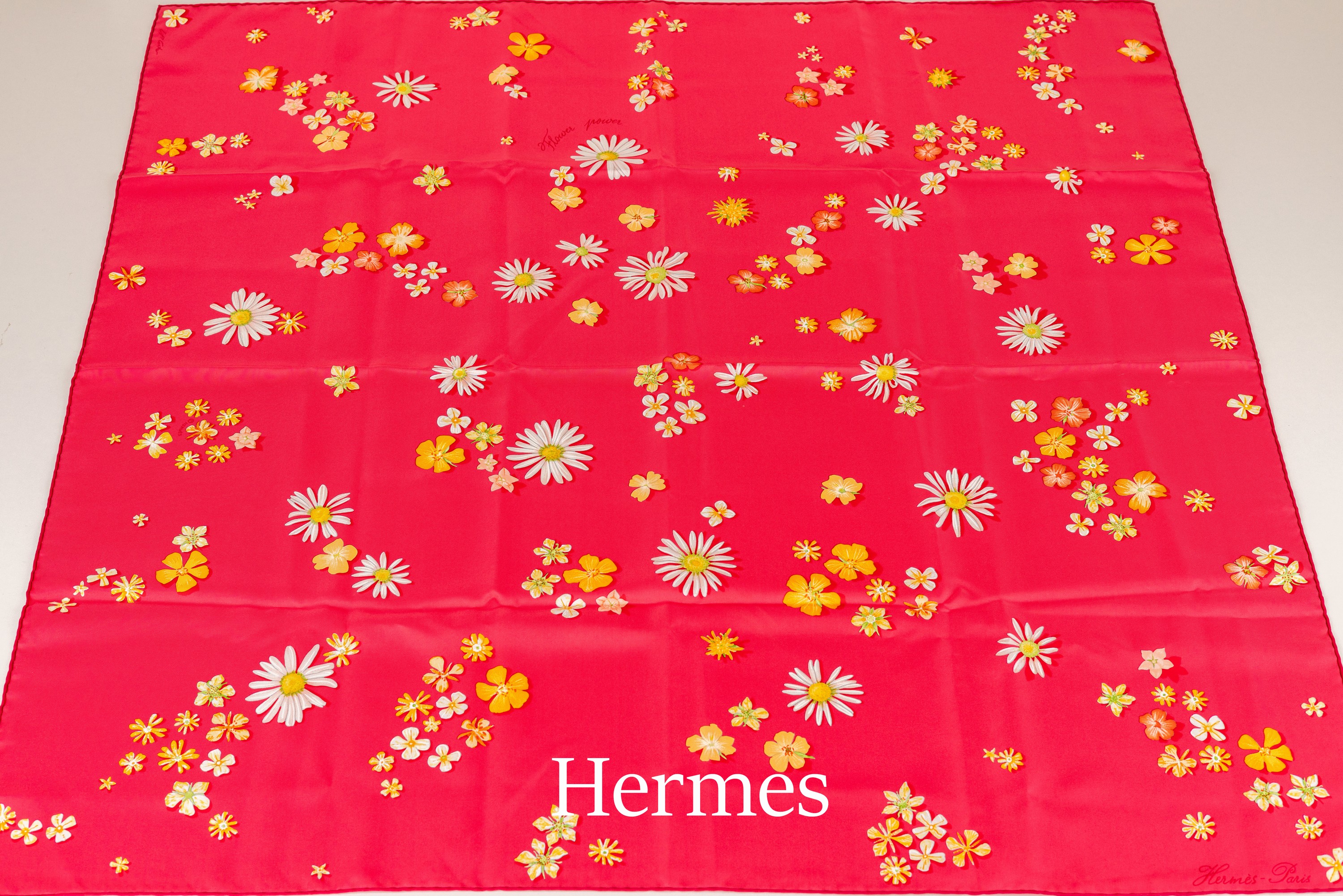 HERMES Seidencarree, 100% Seide, "Flower Power", pinkfarb. Grund, versch. Blumen- motive, ca. 88 x 88 cm, Rand handrolliert