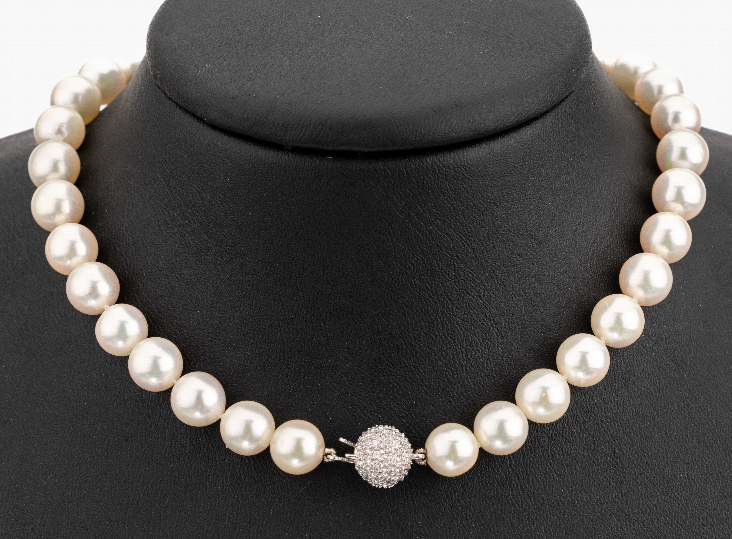 Perl-Collier mit 18 kt Gold Diamant-Schließe, 44 weiße Zuchtperlen ca. 8.6 mm, feines Lüster, Kugelschließe WG 750/000 mit 8/8- Diamanten zus. ...