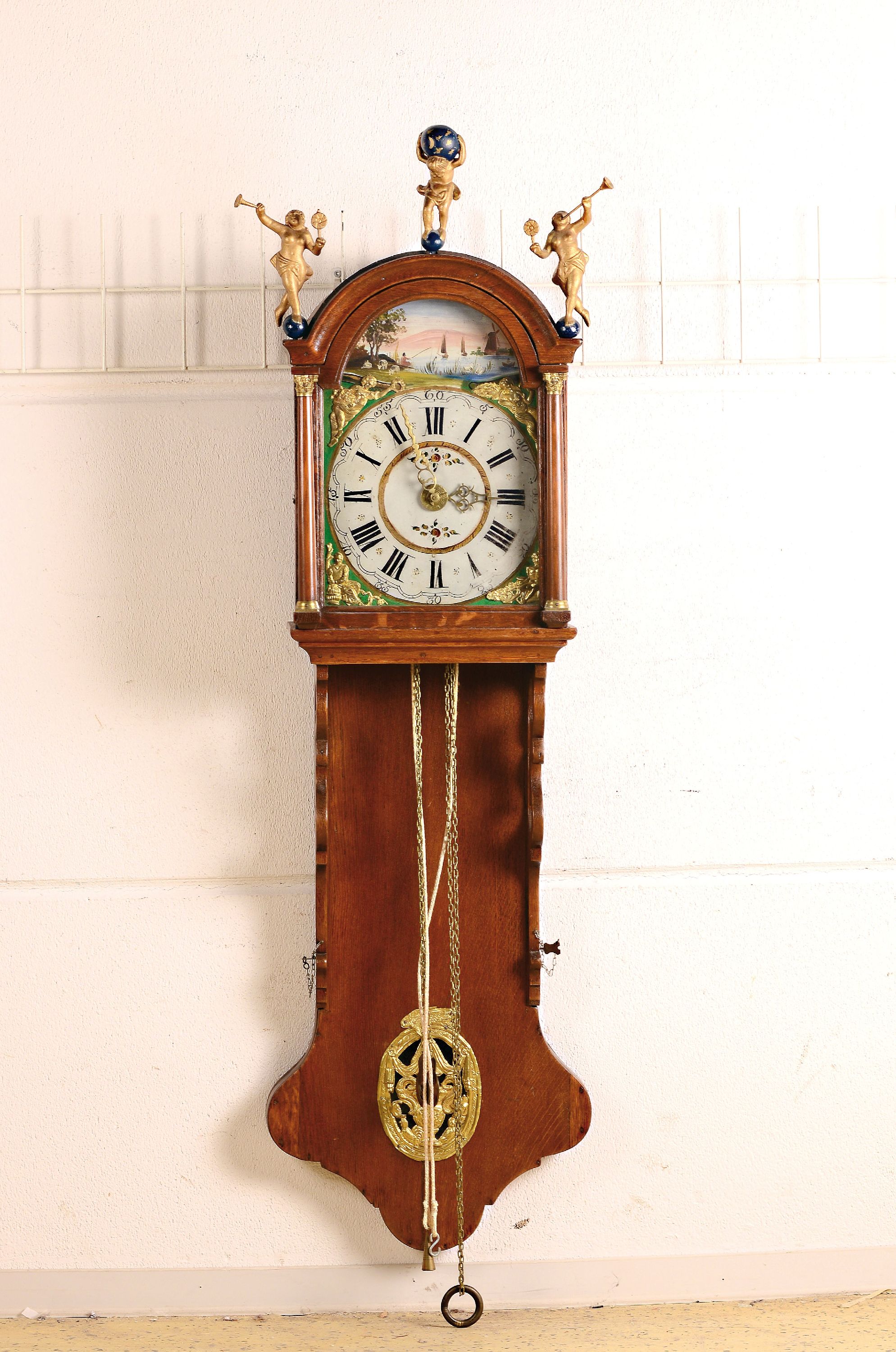 Friesische Staartklok, flämisch, um 1900, Eichengehäuse, Schwungbereich des Pendels hinter Holzschuber, Kopf dreiseitig verglast, abnehmbar, ...