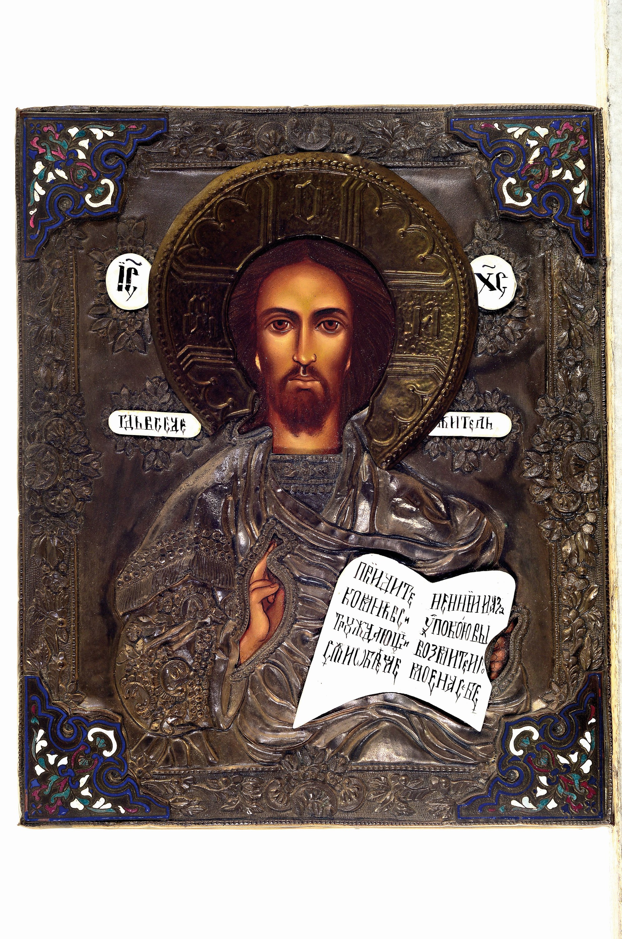 Detail k: Ikone, Russland, 20. Jh., Christus Pantokrator, Metalloklad mit Beschriftungen in Email, aufgesetzte Ecken bunt emailliert in Grubenschmelztechnik, ...