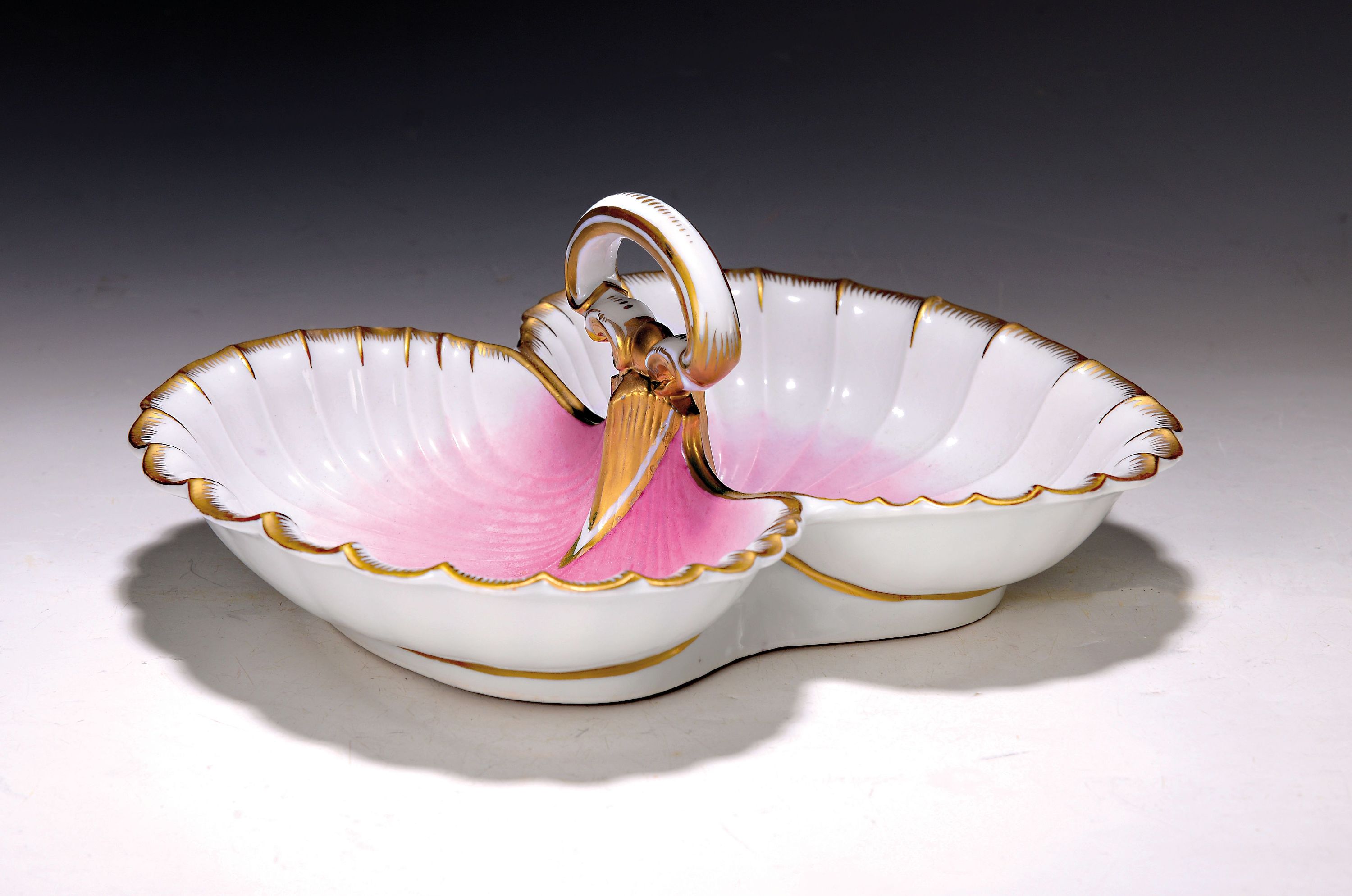 Anbietschale, Meissen, um 1850, 1. Wahl, Muschelform, innen rosa bemalt, Goldstaffage, ca. 11x22x28cm