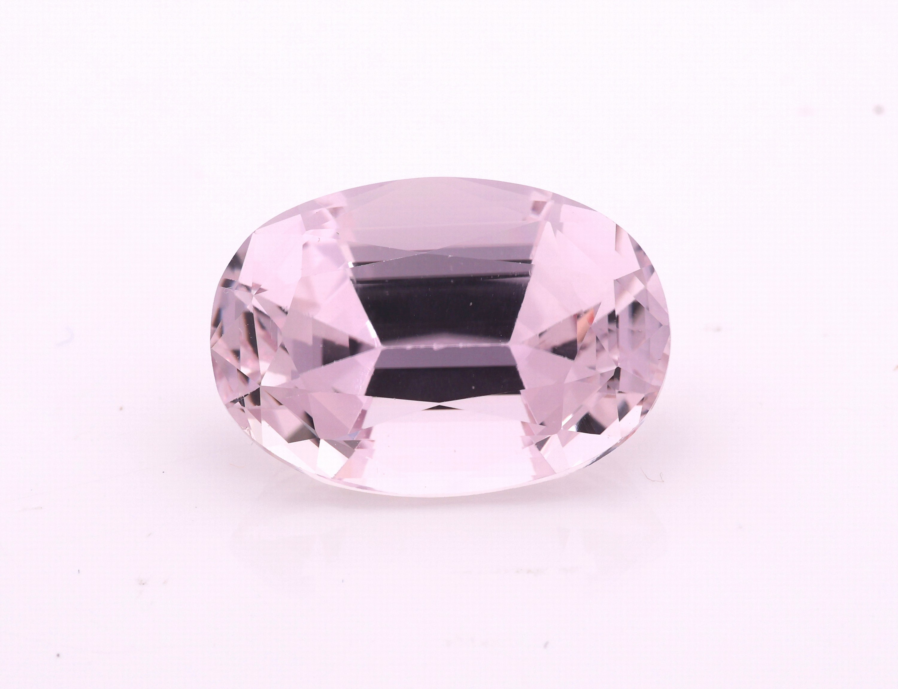 Loser Kunzit ca. 19.0 ct, oval facett., ca. 19x 14 x 10 mm