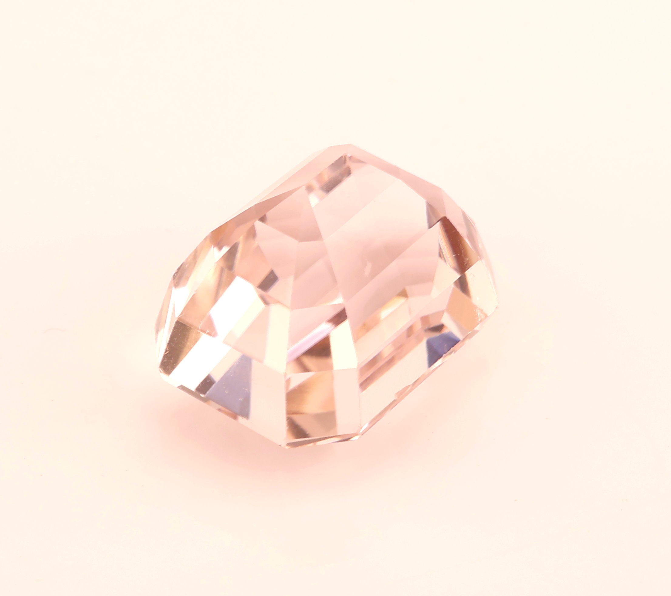 Detail a: Loser Kunzit ca. 18.5 ct, Emerald Cut