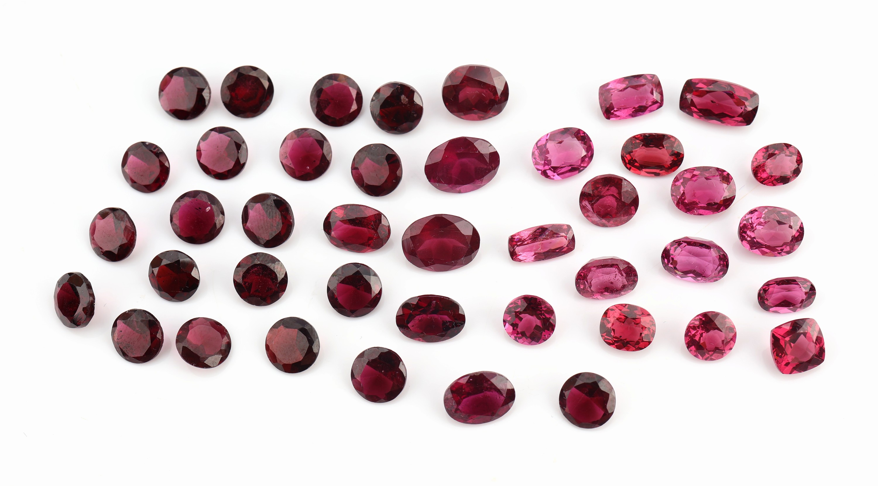 Konvolut Farbsteine: 16 Rhodolithe 22.50 ct und 26 Granate zus. ca. 33.5 ct