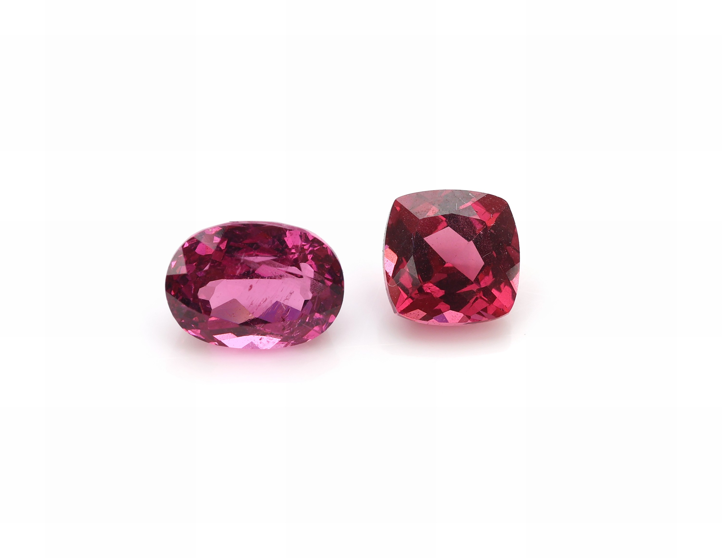 Detail a: Konvolut Farbsteine: 16 Rhodolithe 22.50 ct und 26 Granate zus. ca. 33.5 ct