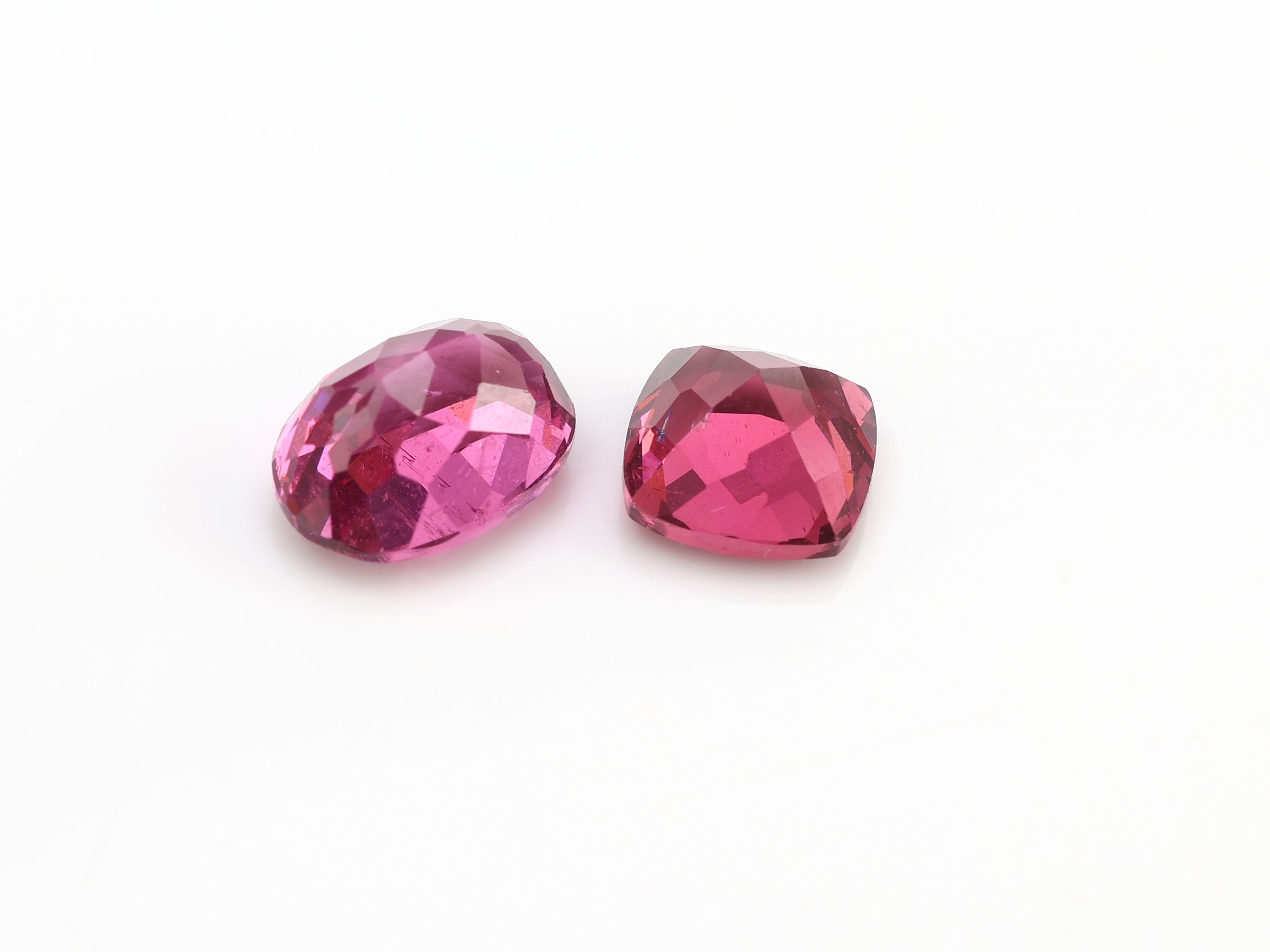Detail b: Konvolut Farbsteine: 16 Rhodolithe 22.50 ct und 26 Granate zus. ca. 33.5 ct
