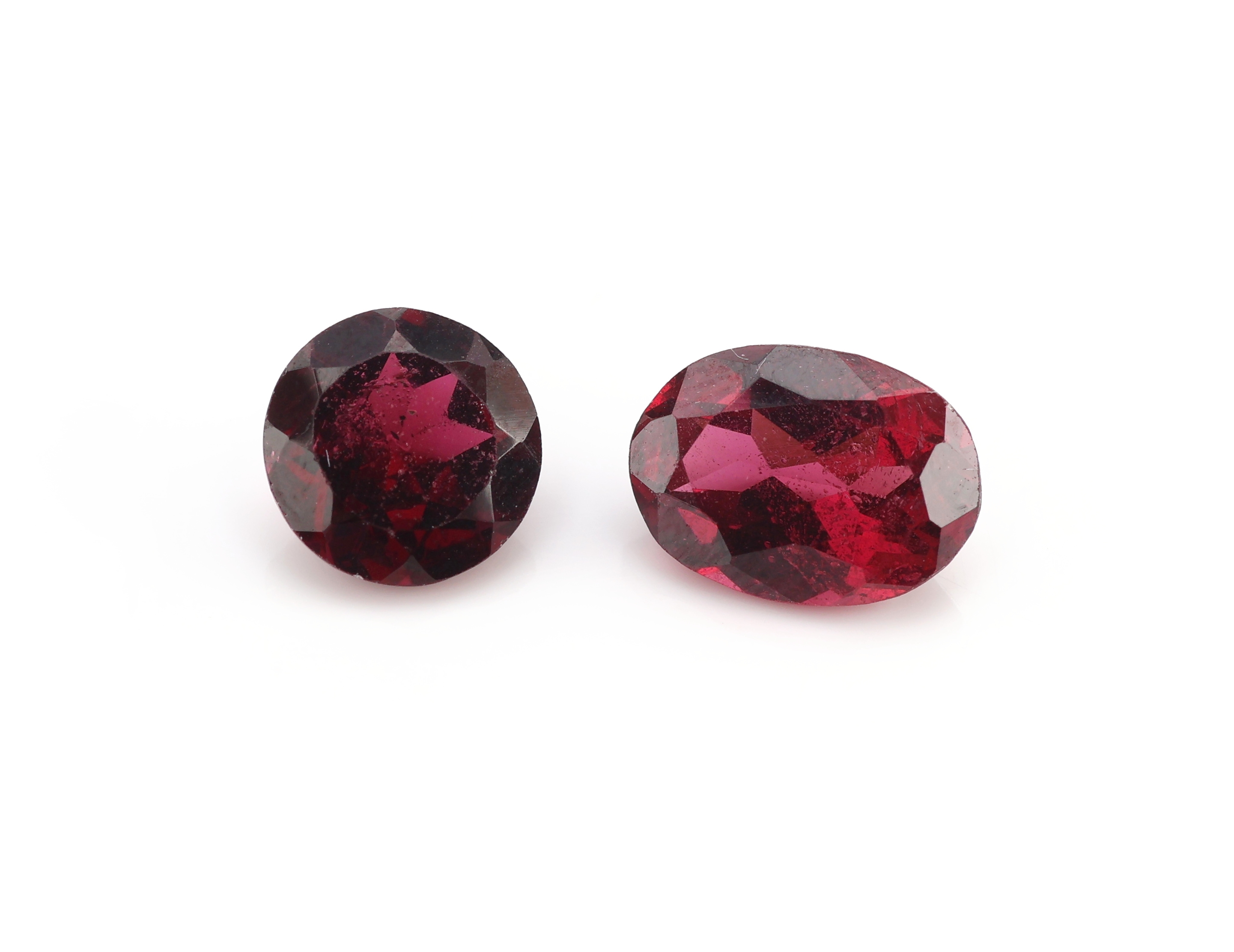 Detail c: Konvolut Farbsteine: 16 Rhodolithe 22.50 ct und 26 Granate zus. ca. 33.5 ct