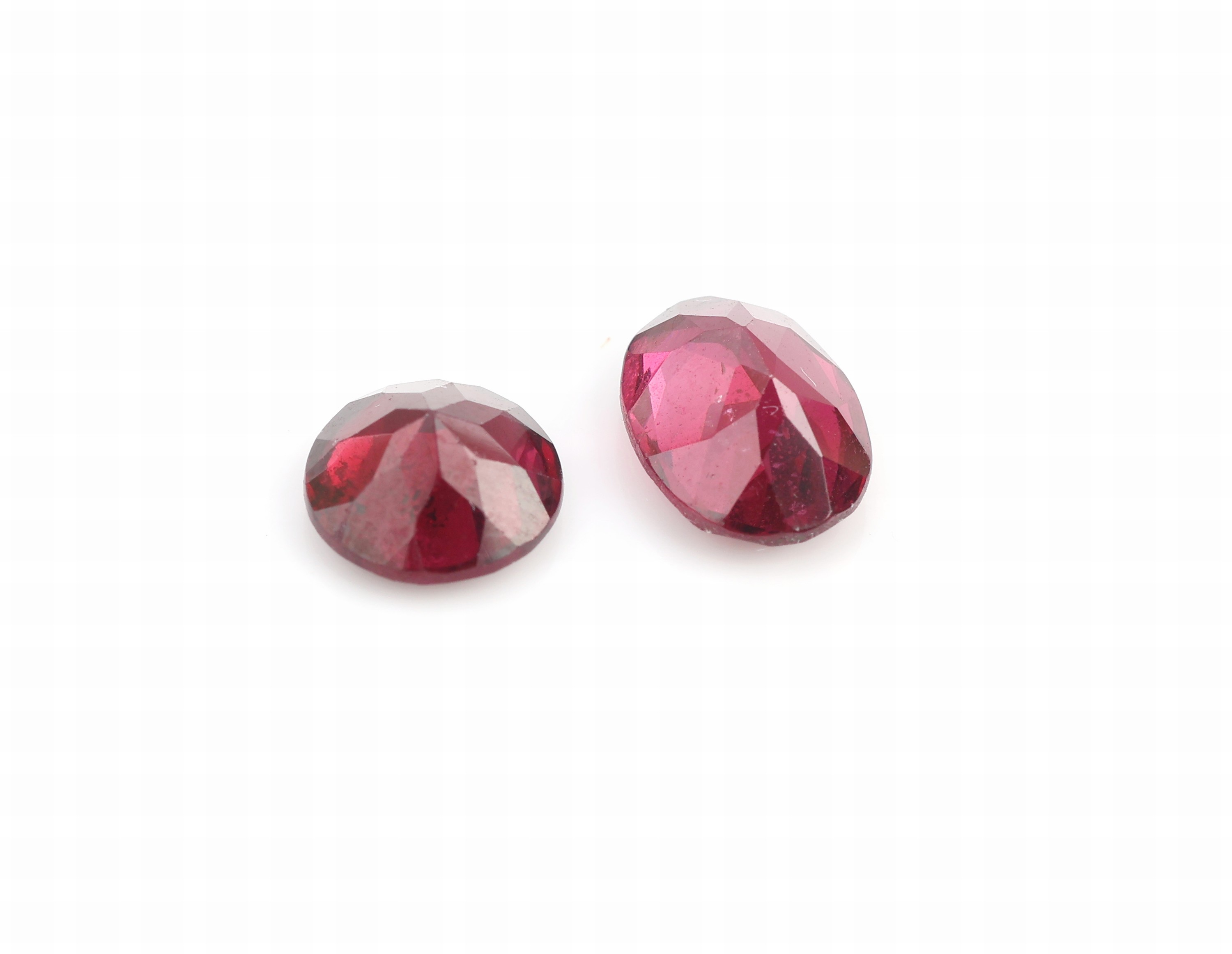 Detail d: Konvolut Farbsteine: 16 Rhodolithe 22.50 ct und 26 Granate zus. ca. 33.5 ct