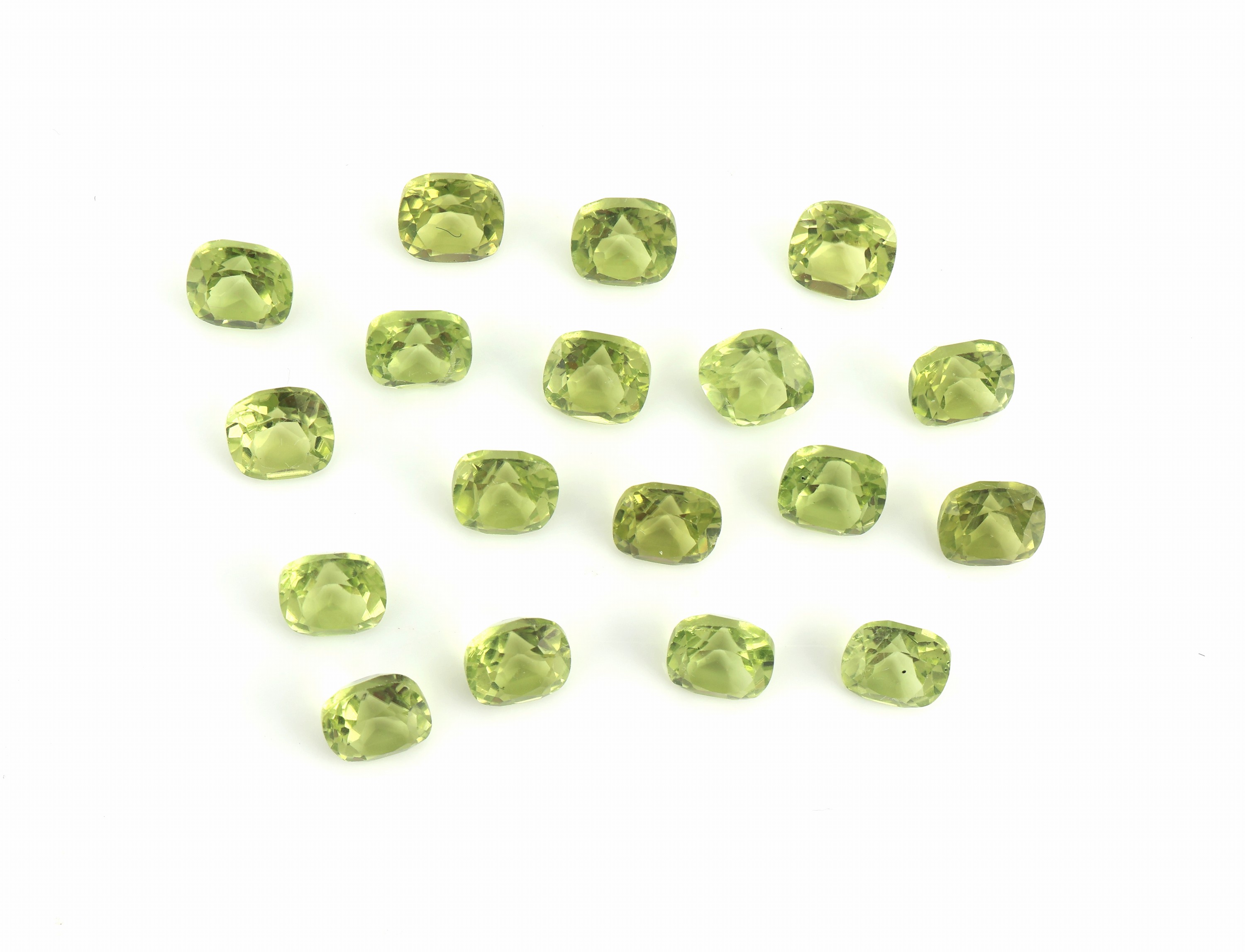 Lot 18 Peridots zus. ca. 11.96 ct