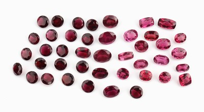 Image Lot coloured gemstones: 16 rhodolites 22.50 ctand 26 garnets total approx. 33.5 ct ...