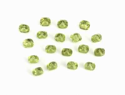 Image Lot 18 Peridots zus. ca. 11.96 ct Schätzpreis: 1300, - EUR