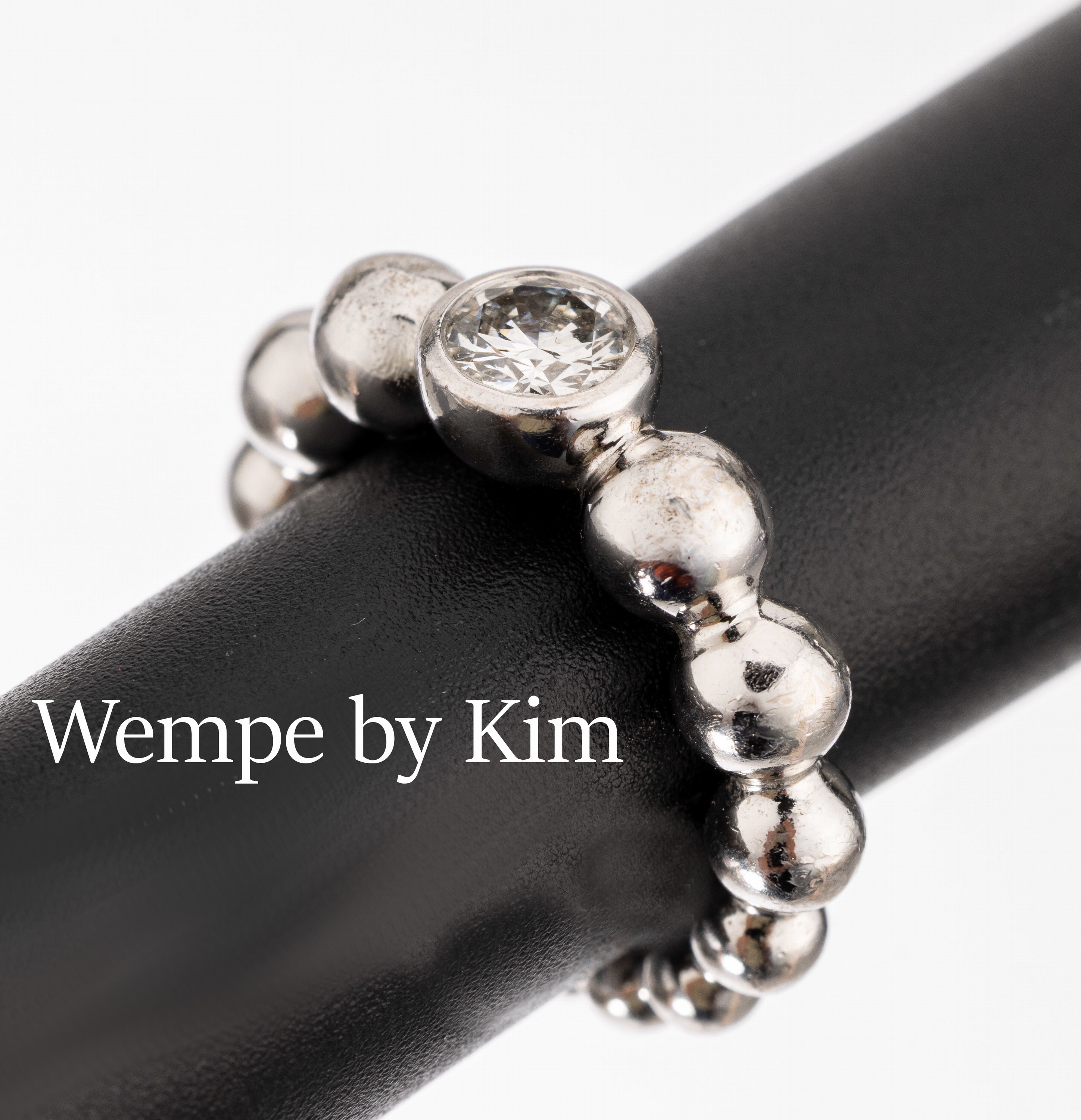 18 kt Gold WEMPE Brillant-Ring by KIM, WG 750/000, Ringschiene Kugeln im Verlauf, mittigmit einem Brillant ca. 0.50 ct feines Weiß/vs,RW 48, ca. ...
