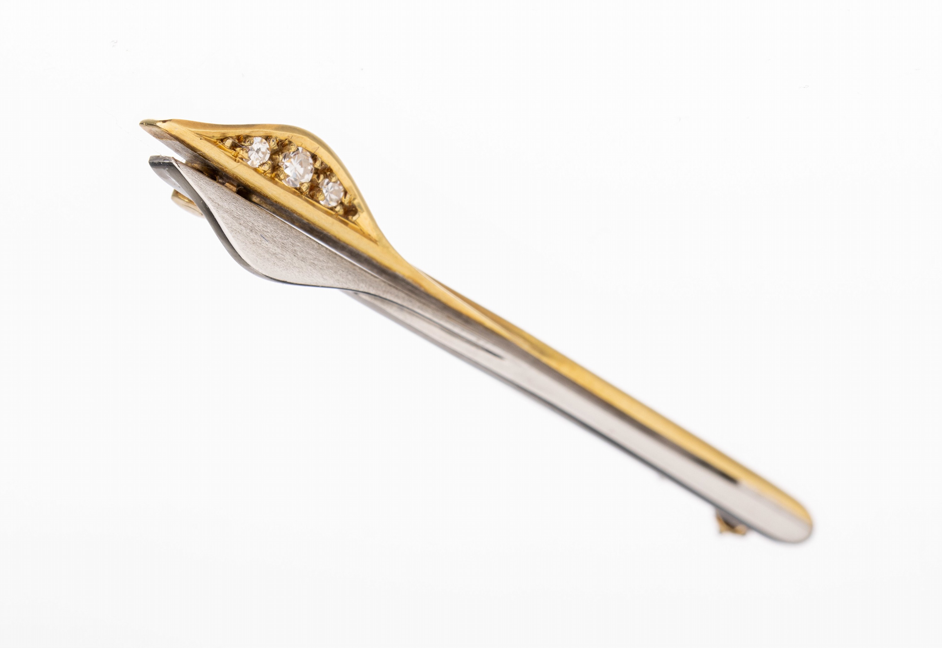 14 kt Gold Diamant-Brosche, GG/WG 585/000, teil satiniert und poliert, 3 8/8-Diamantenzus. ca. 0.03 ct Weiß/si, L. ca. 4.5 cm, ca. 4.4 g