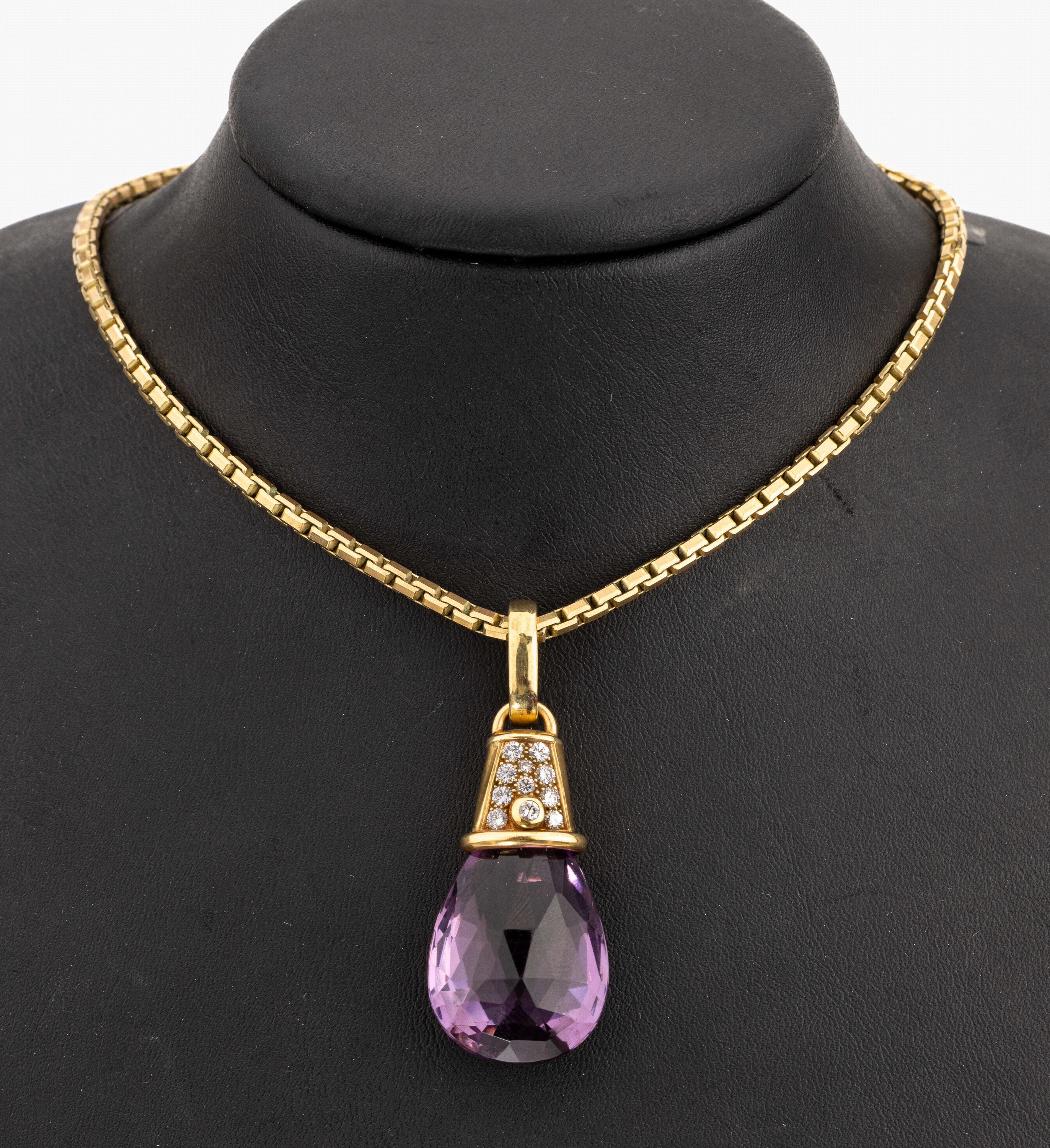 18 kt Gold Amethyst-Brillant-Anhänger, GG 750/000, facett. Amethyst ca. 35.0 ct, 11 Brillanten zus. ca. 0.50 ct feines Weiß- Weiß/vs, Clipöse ...