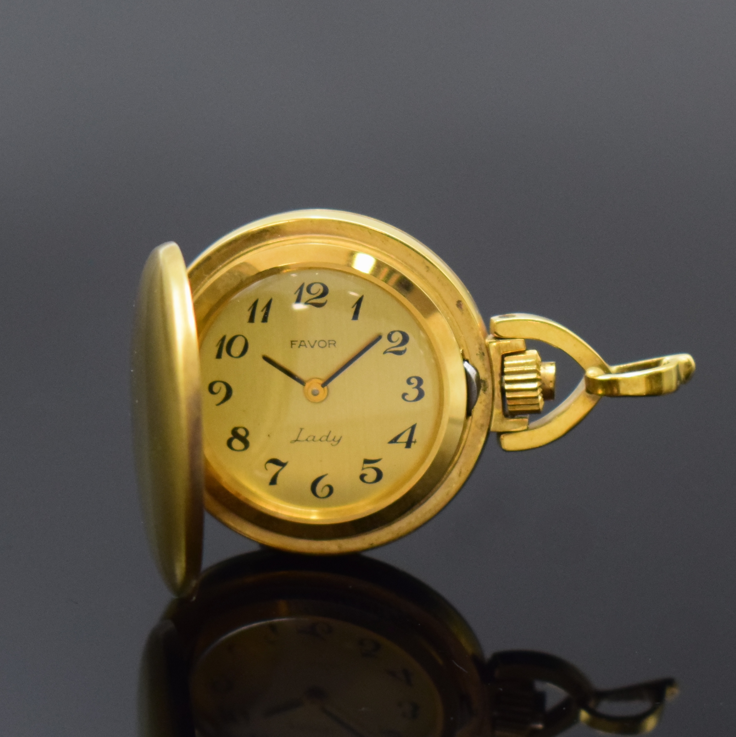 FAVOR Lady Damen Savonette Anhängeuhr in GG 585/000, Handaufzug, Schweiz um 1970, Boden m. Schmuckmonogramm HE aufgedr., gold. Zifferbl. m. arab. ...