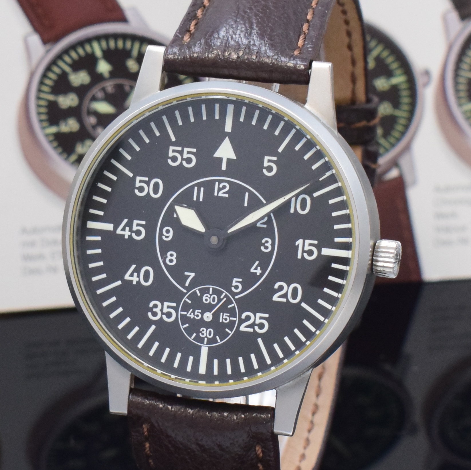 Detail a: LACO große Herrenarmbanduhr im Fliegeruhr- Design, Deutschland/Schweiz um 1995, Handaufzug, mattiertes Geh. m. verschr. Boden, beids. vergl., Krone ...