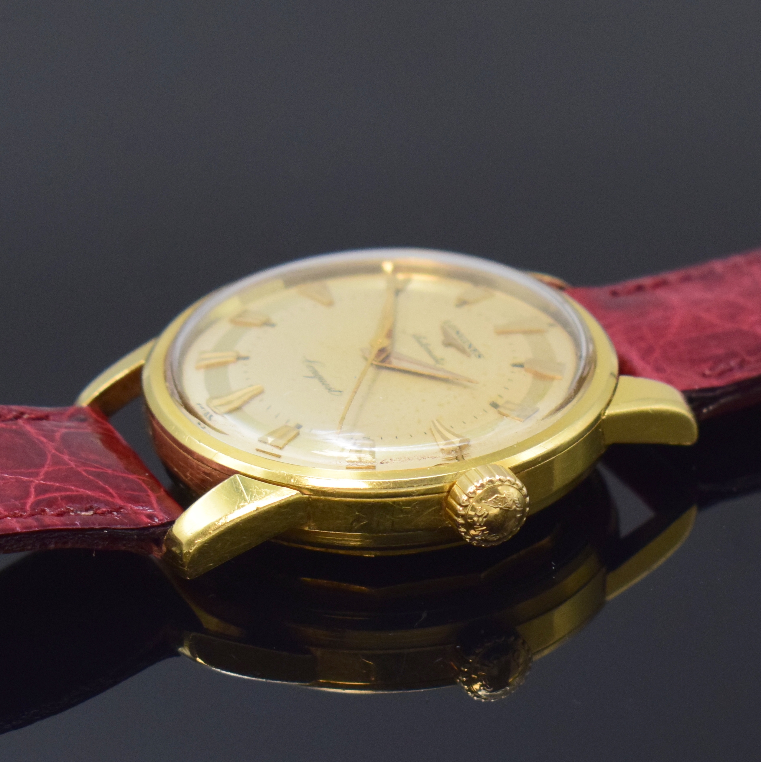 Detail b: LONGINES Conquest Herrenarmbanduhr Referenz 9001 in GG 750/000, Schweiz um 1957, Automatik, unpoliertes Geh., verschr. Boden m.Emailplakette ...