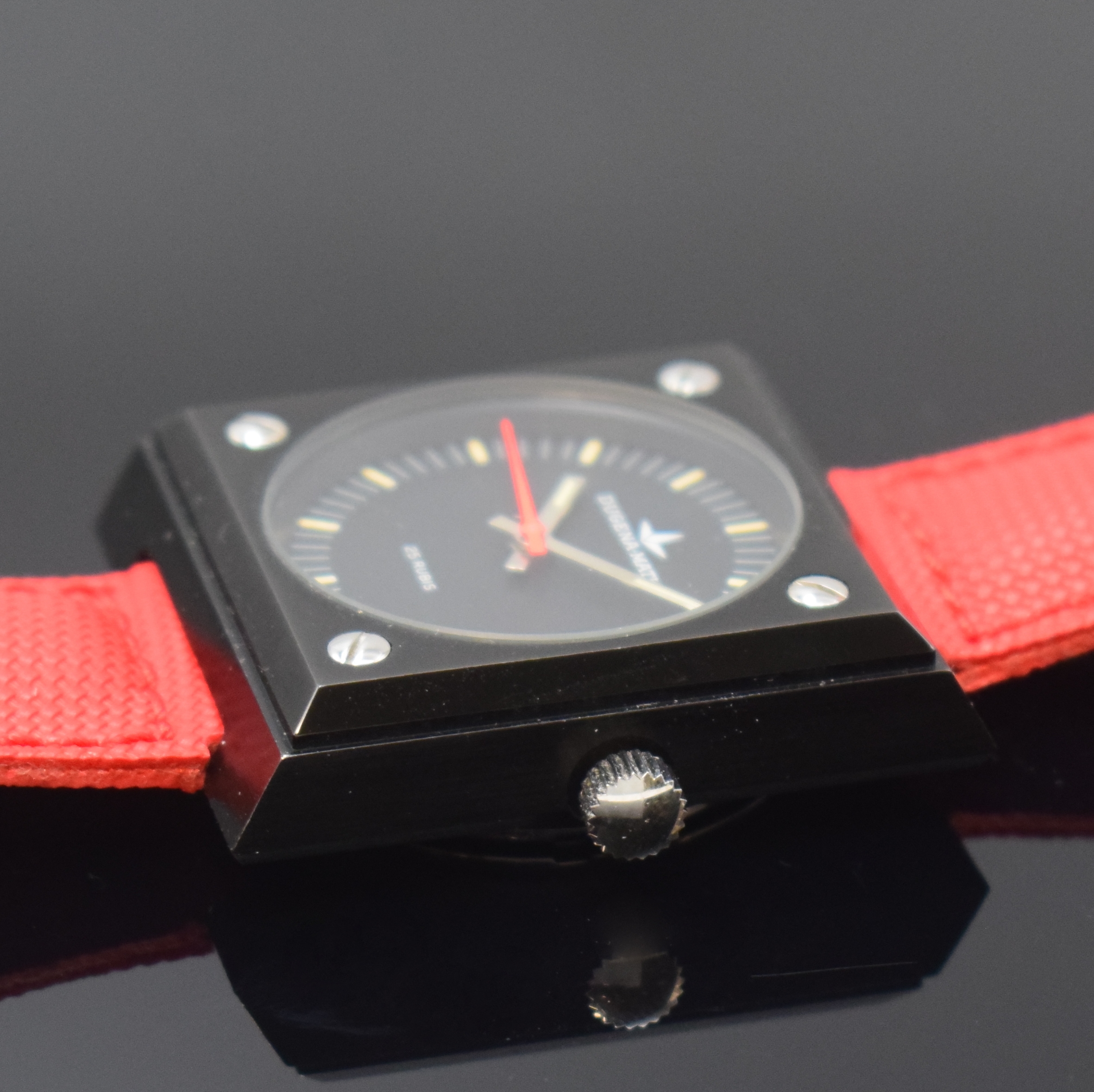 Detail b: DUGENA-Matic ausgefallene Herrenarmbanduhr im 80er-Jahre Design in Stahl, Schweiz um 1980, Automatik, rechteck. geschwärztes Geh., Bodenverschr., ...