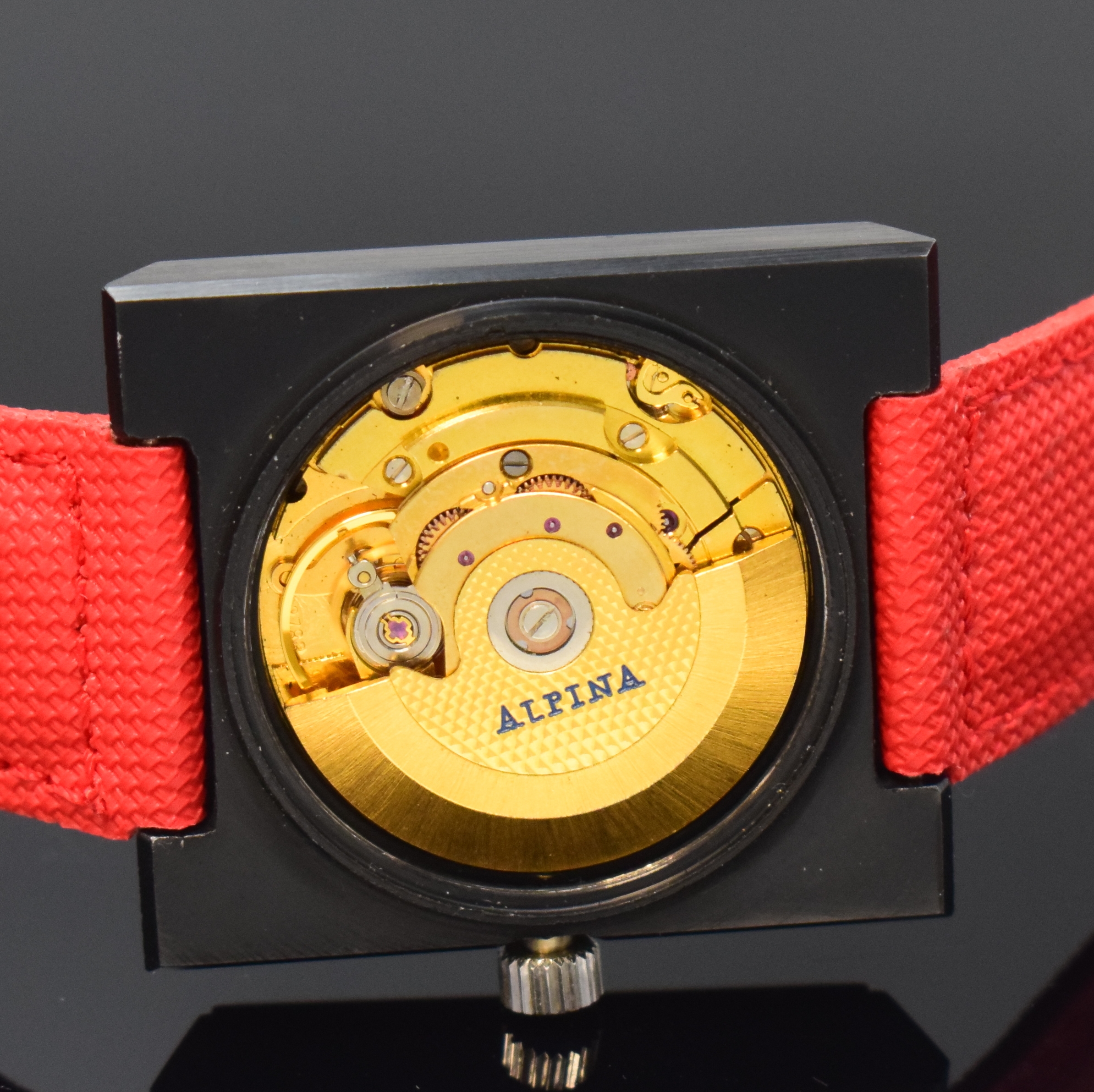 Detail e: DUGENA-Matic ausgefallene Herrenarmbanduhr im 80er-Jahre Design in Stahl, Schweiz um 1980, Automatik, rechteck. geschwärztes Geh., Bodenverschr., ...