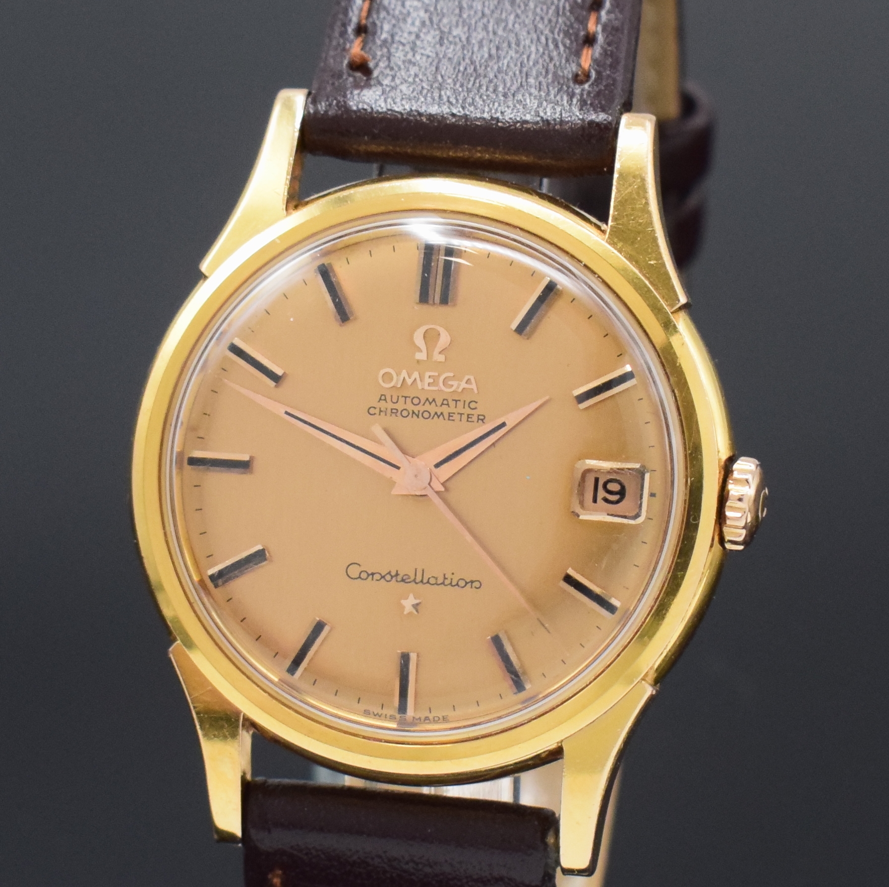 Detail a: OMEGA Constellation seltener Armbandchronometer in RG 750/000 Referenz 14393/94, Schweiz um 1961, Automatik, unpoliertes Geh., verschr. Boden m. ...