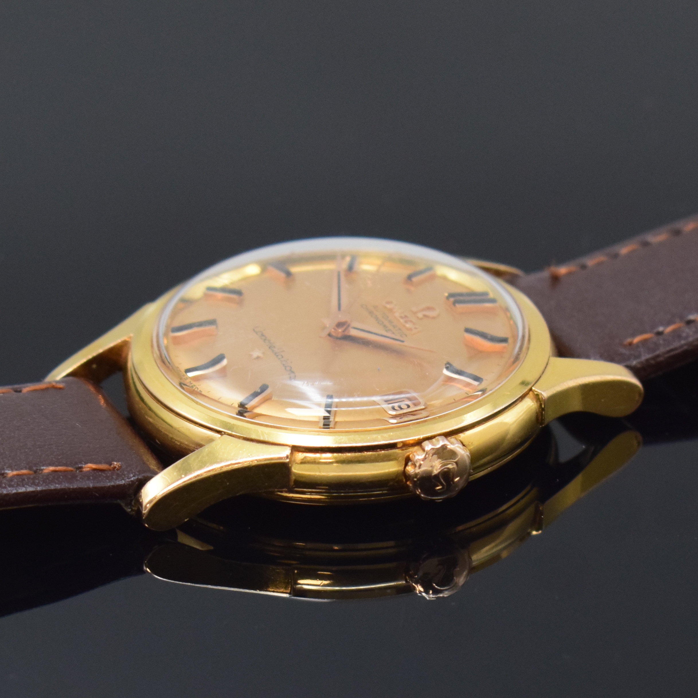 Detail b: OMEGA Constellation seltener Armbandchronometer in RG 750/000 Referenz 14393/94, Schweiz um 1961, Automatik, unpoliertes Geh., verschr. Boden m. ...