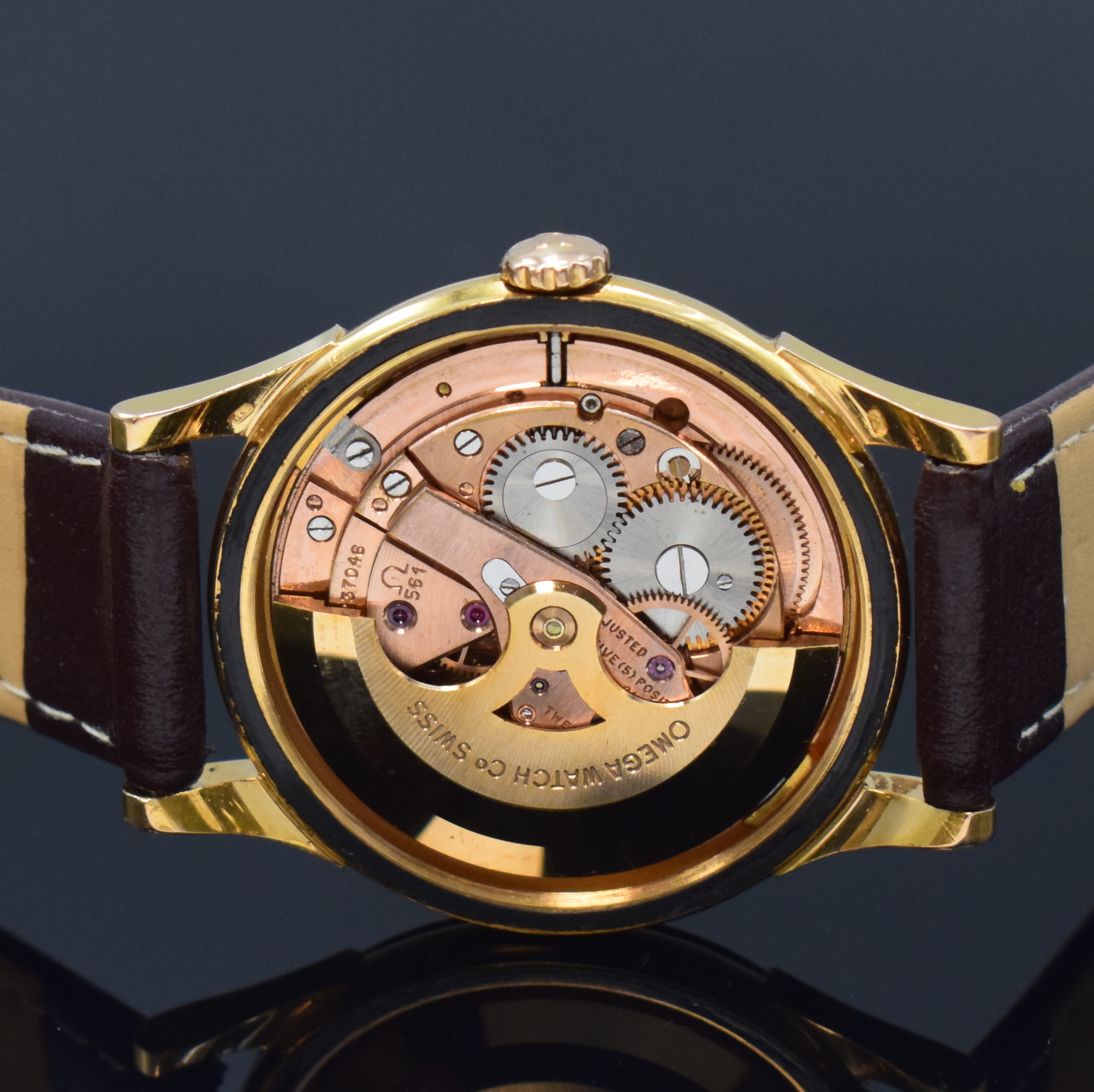 Detail d: OMEGA Constellation seltener Armbandchronometer in RG 750/000 Referenz 14393/94, Schweiz um 1961, Automatik, unpoliertes Geh., verschr. Boden m. ...