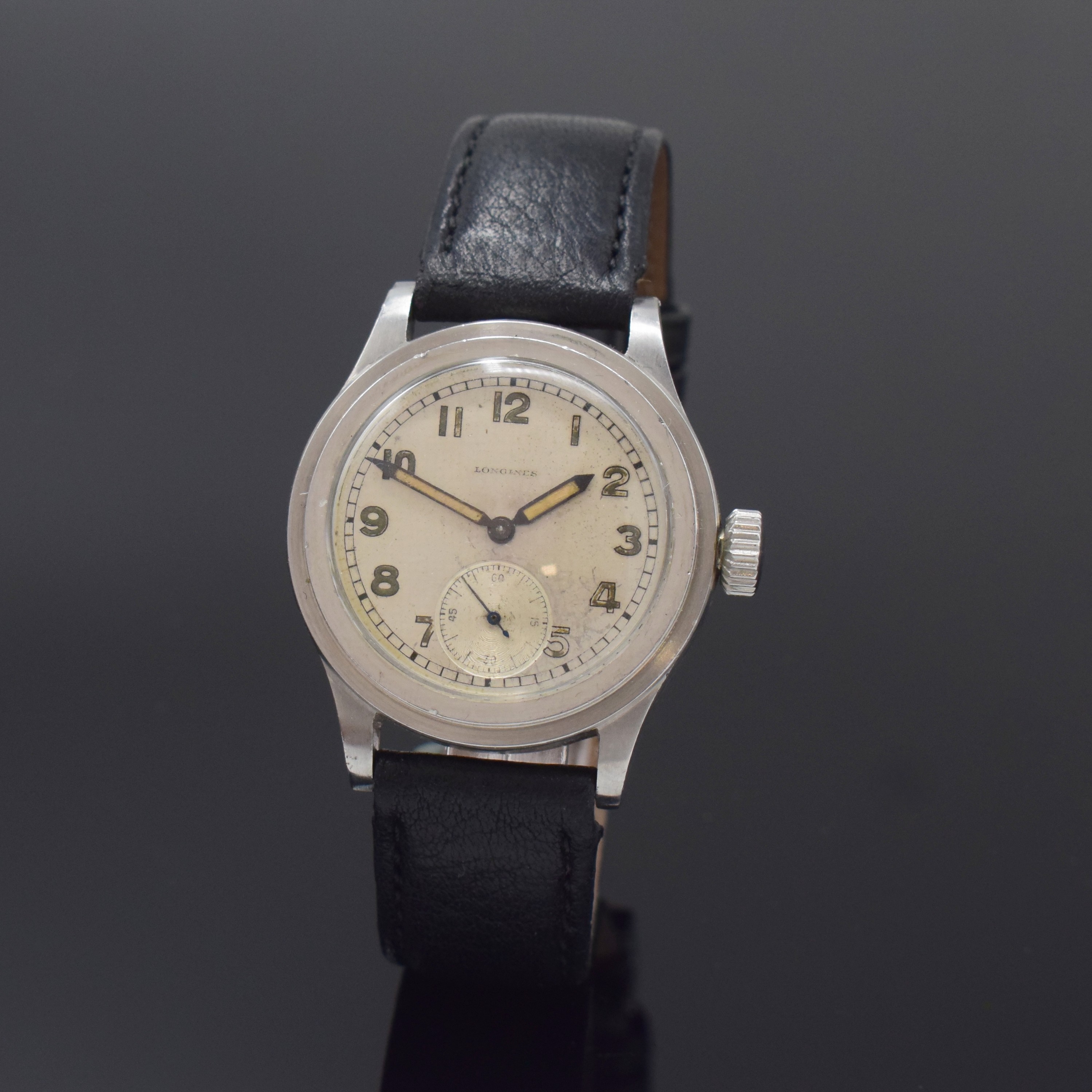 Detail a: LONGINES Tre Tacche Herrenarmbanduhr in Stahl, Schweiz um 1942, Handaufzug, gestuftes Geh., Boden verschr., Krone später, silb. Zifferbl. pat., ...