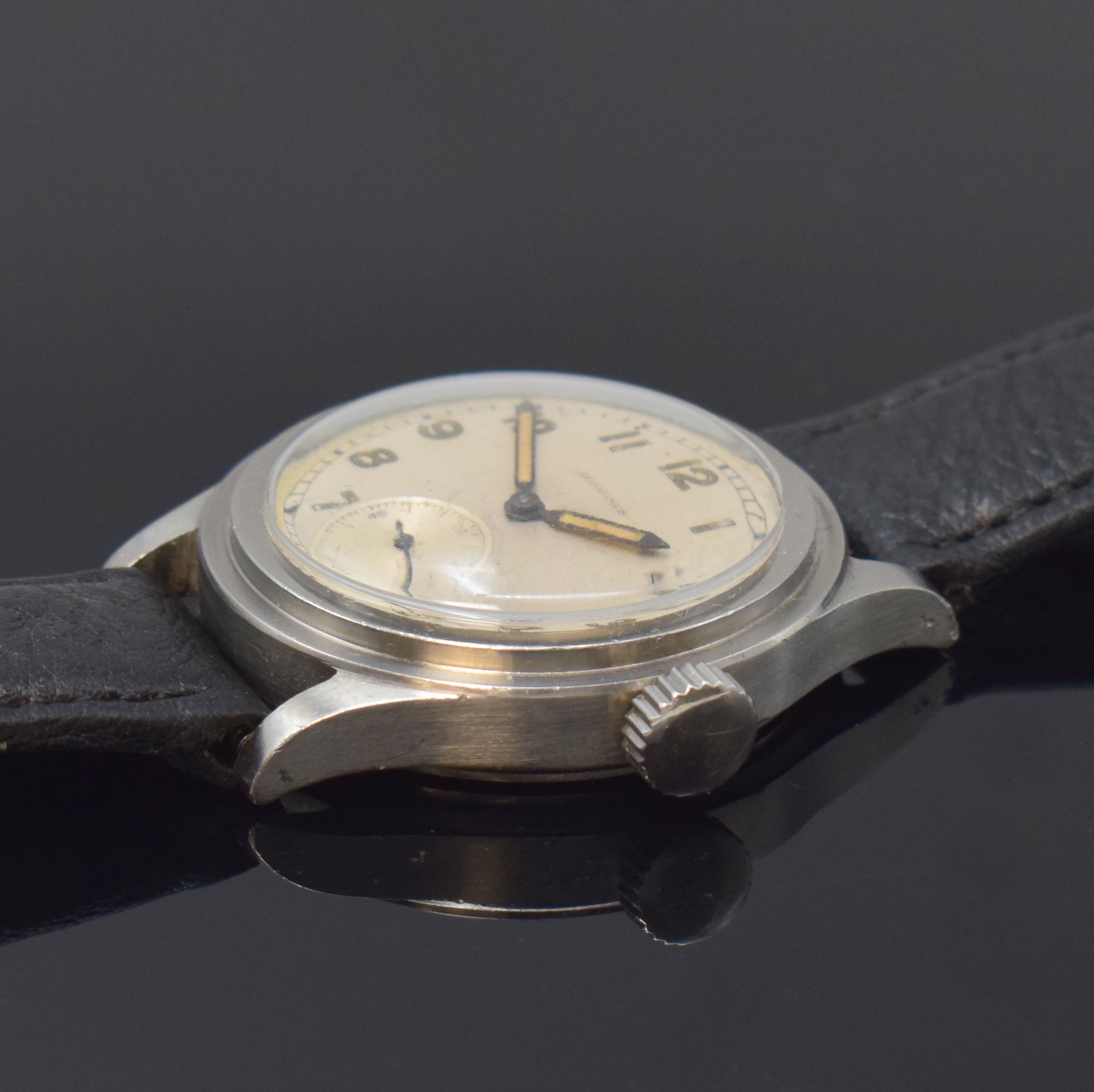Detail b: LONGINES Tre Tacche Herrenarmbanduhr in Stahl, Schweiz um 1942, Handaufzug, gestuftes Geh., Boden verschr., Krone später, silb. Zifferbl. pat., ...